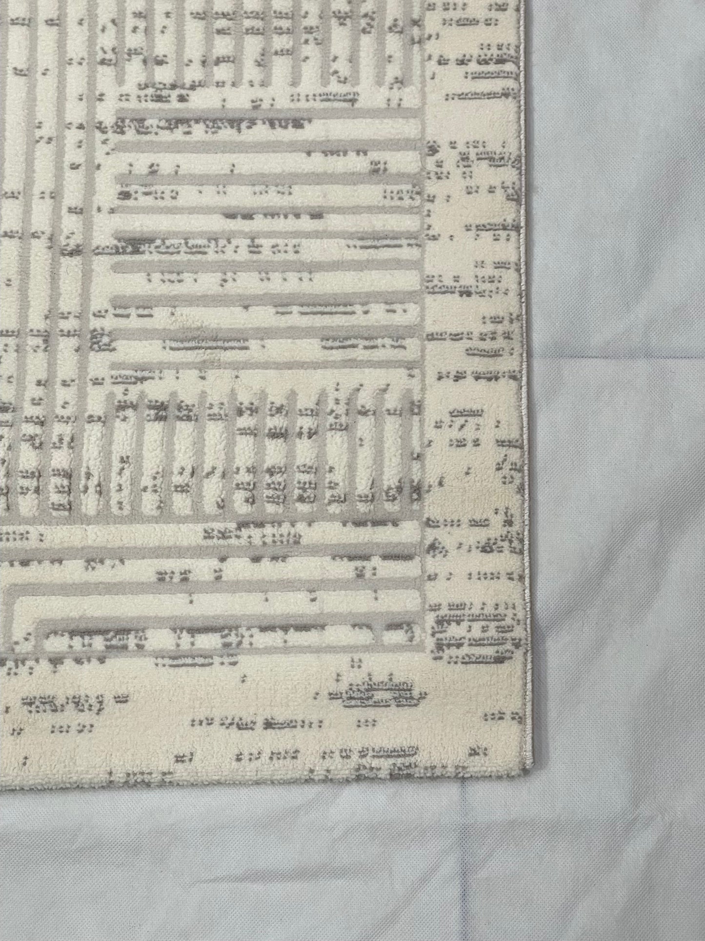 Irani Vintage Woven Rug.
Article -2041-Off white
Size: 4 ft width x 6 ft length ( 120cm x 180 cm)