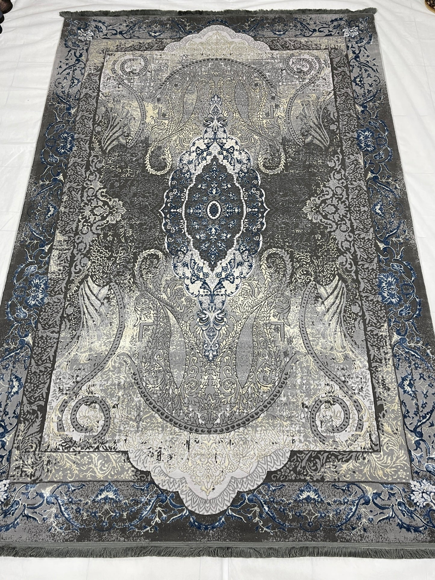 New Turkish Silk (Surya B)
Size: 6.6 ft width x 9.6 ft length (200cm x 290cm)
Article -625- Grey , Blue
