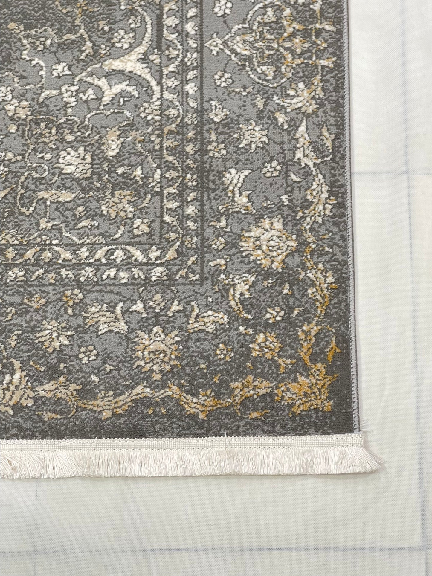 Irani Vintage Woven Rug.
Article -2040-Grey
Size: 4 ft width x 6 ft length ( 120cm x 180 cm)
