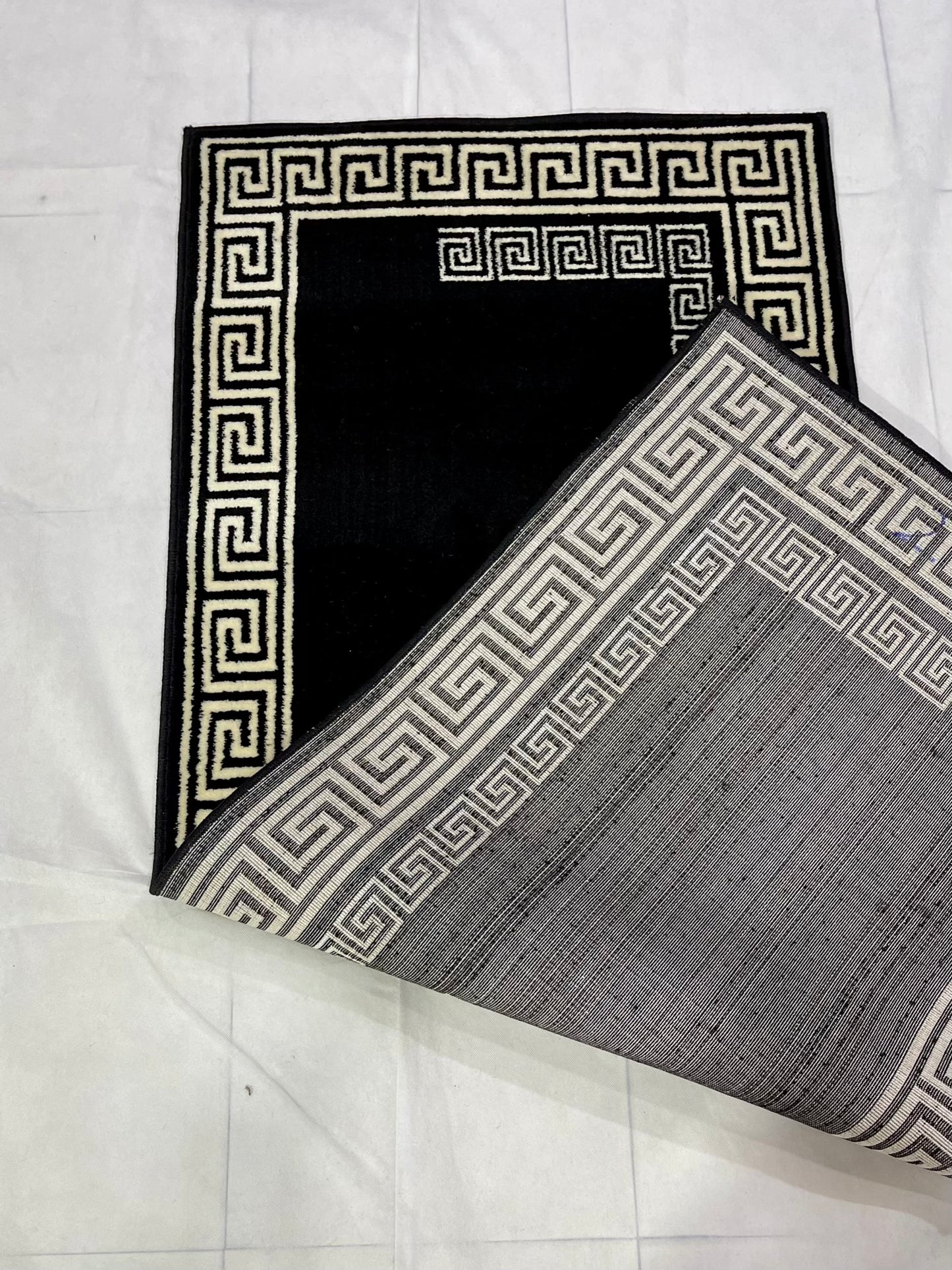 Black versace Polypropylene Woven Runner.
Size : 2.6 ft width x 6.3 ft length
(80 cm x 200cm)