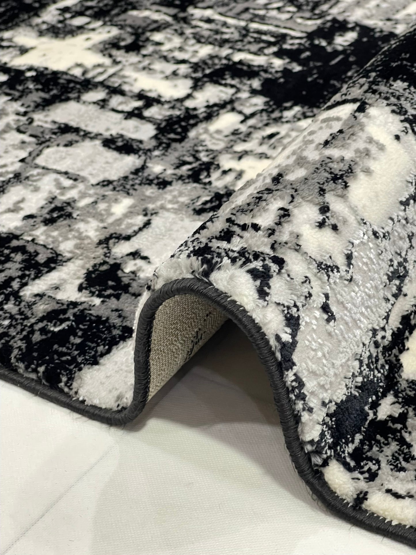 Turkish Top Quality Silk.(Article-1076-Black , Grey)
Size: 4 ft width x 5.6 ft length ( 120cm x 170cm)