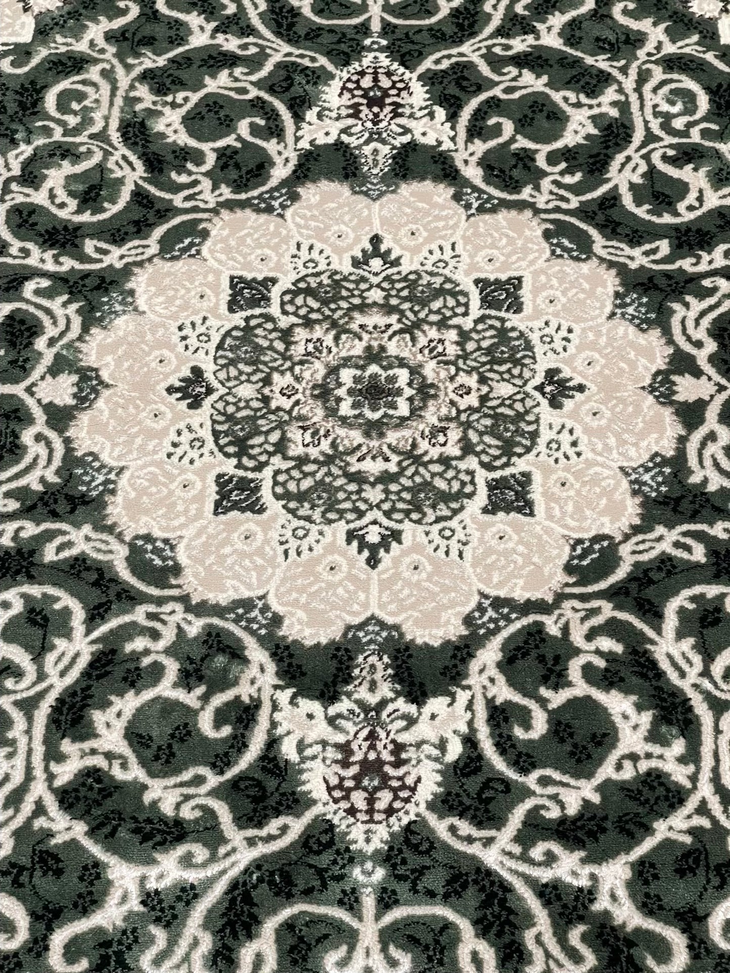 Turkish Polypropylene Silk.(Article-1679-Green ) Size : 5ft width  x 7.3ft length (150 cm x 220cm)