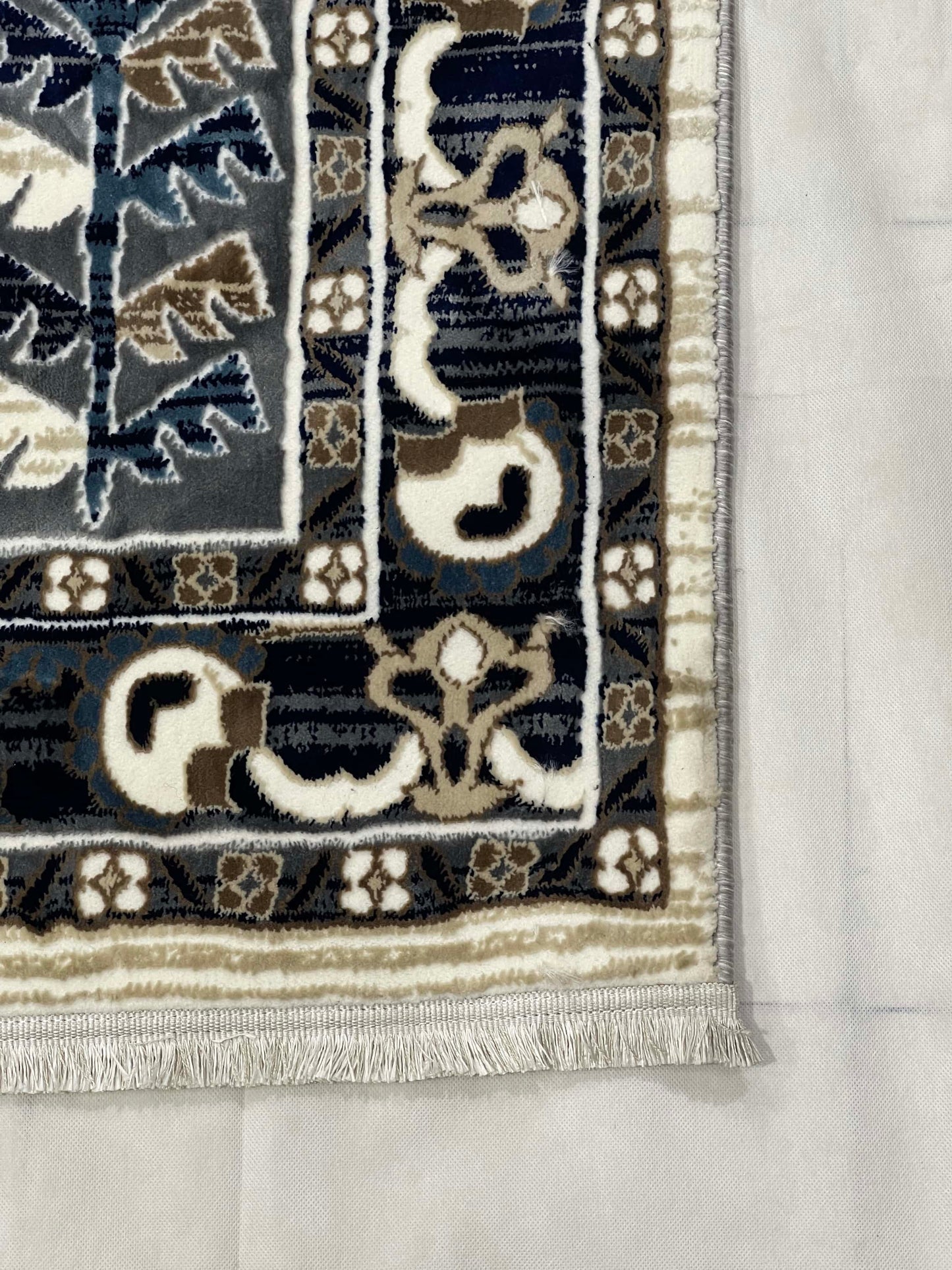 New Turkish Silk (Super Hair) 
Size: 6.6 ft width x 9.6 ft length (200cm x 290cm)
Article -403- off white ,Grey , Blue