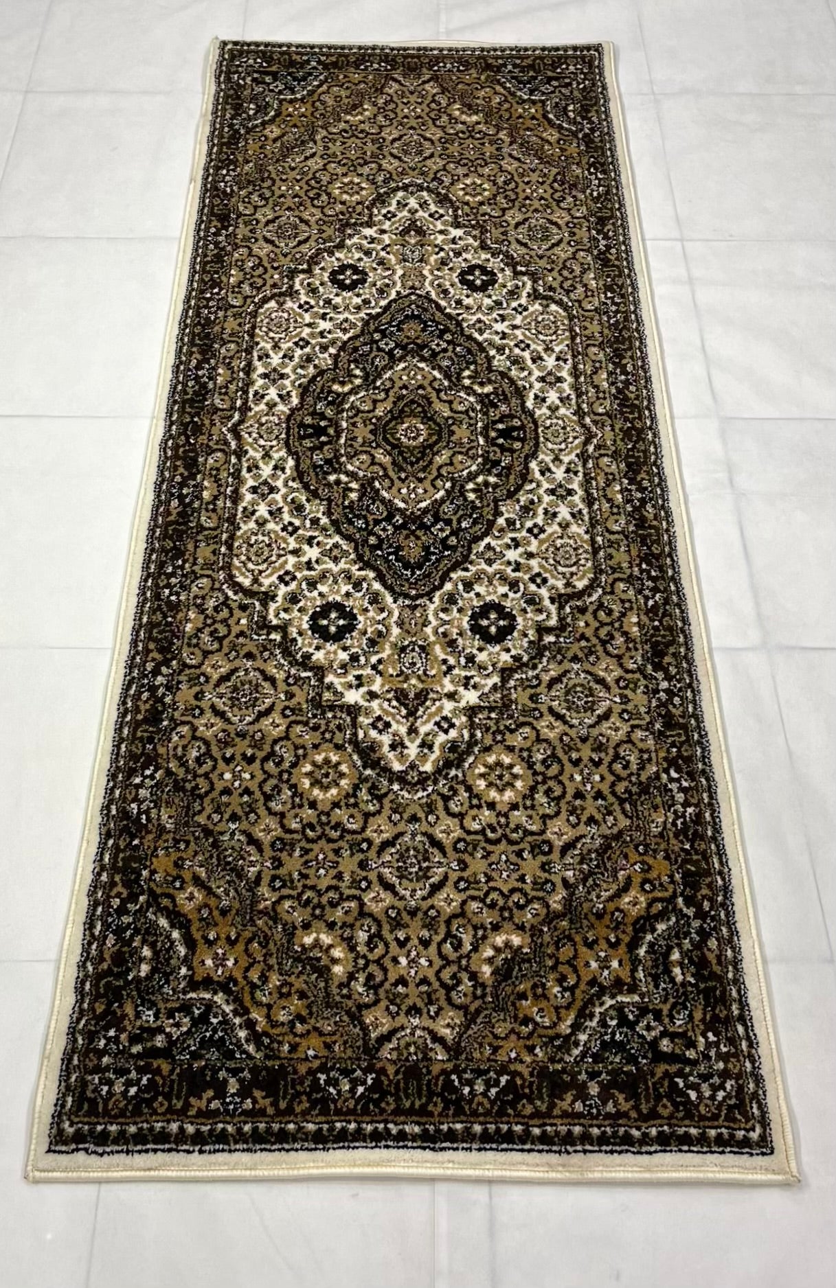 Off white Persian Polypropylene Woven Runner.
Size : 2.6 ft width x 6.3 ft length
(80 cm x 200cm)