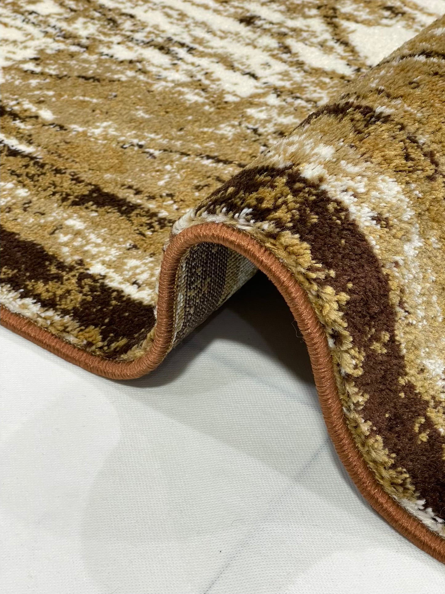 Modern Brown Polypropylene Woven Rug.
Size : 2.6 ft width x 6.6 ft length
(80 cm x 200cm)