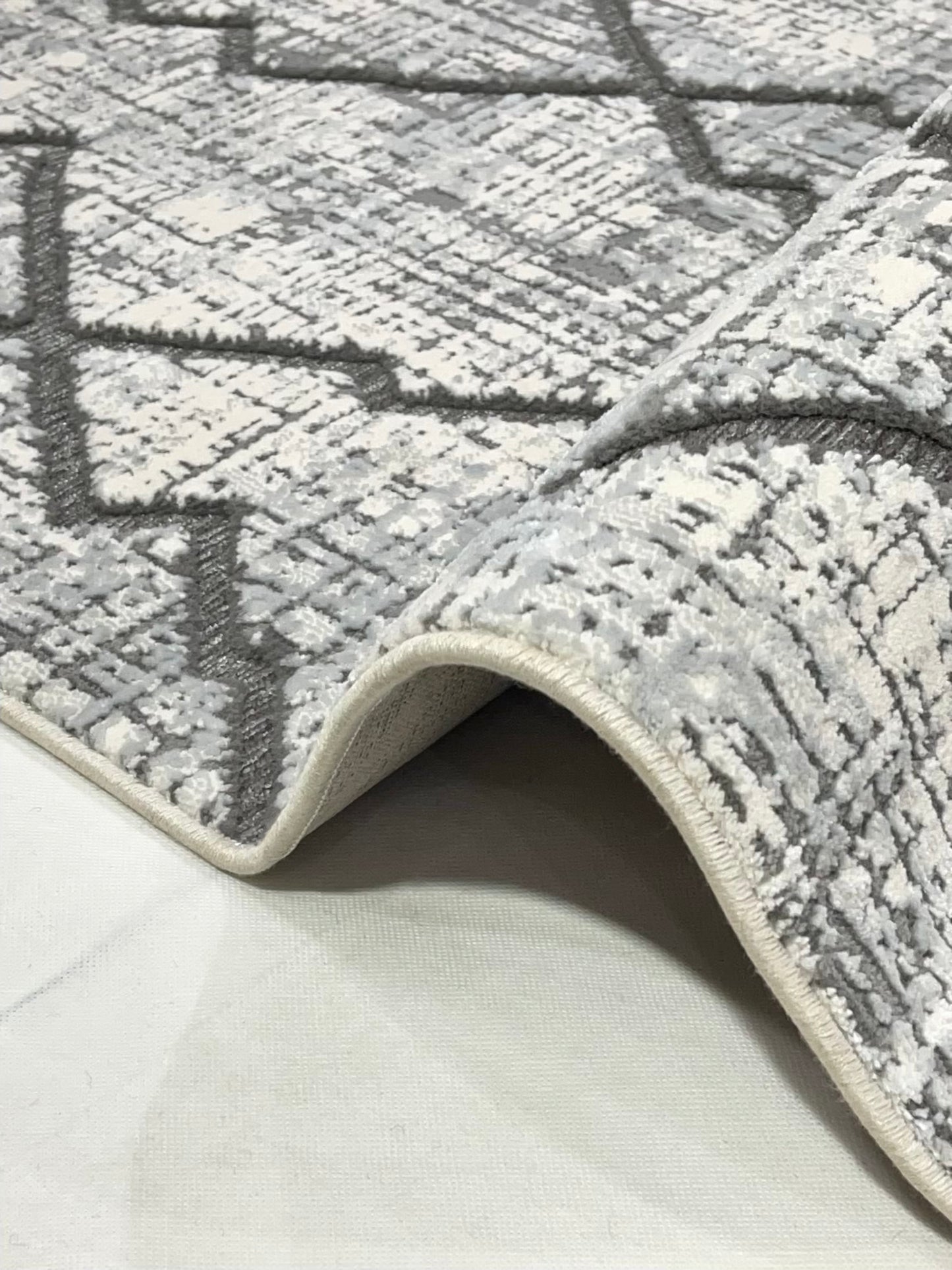 Irani viscose Rug , Woven Back
Article-302-Grey
Size : 3 ft width x 5 ft length (100 cm x 150cm)