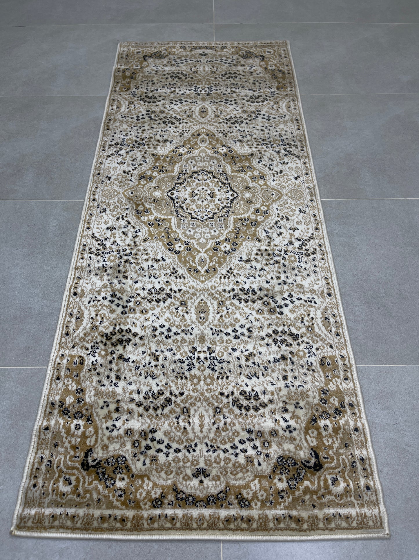 Off white Persian Polypropylene Woven Rug.
Size : 2.6 ft width x 6.6 ft length
(80 cm x 200cm)