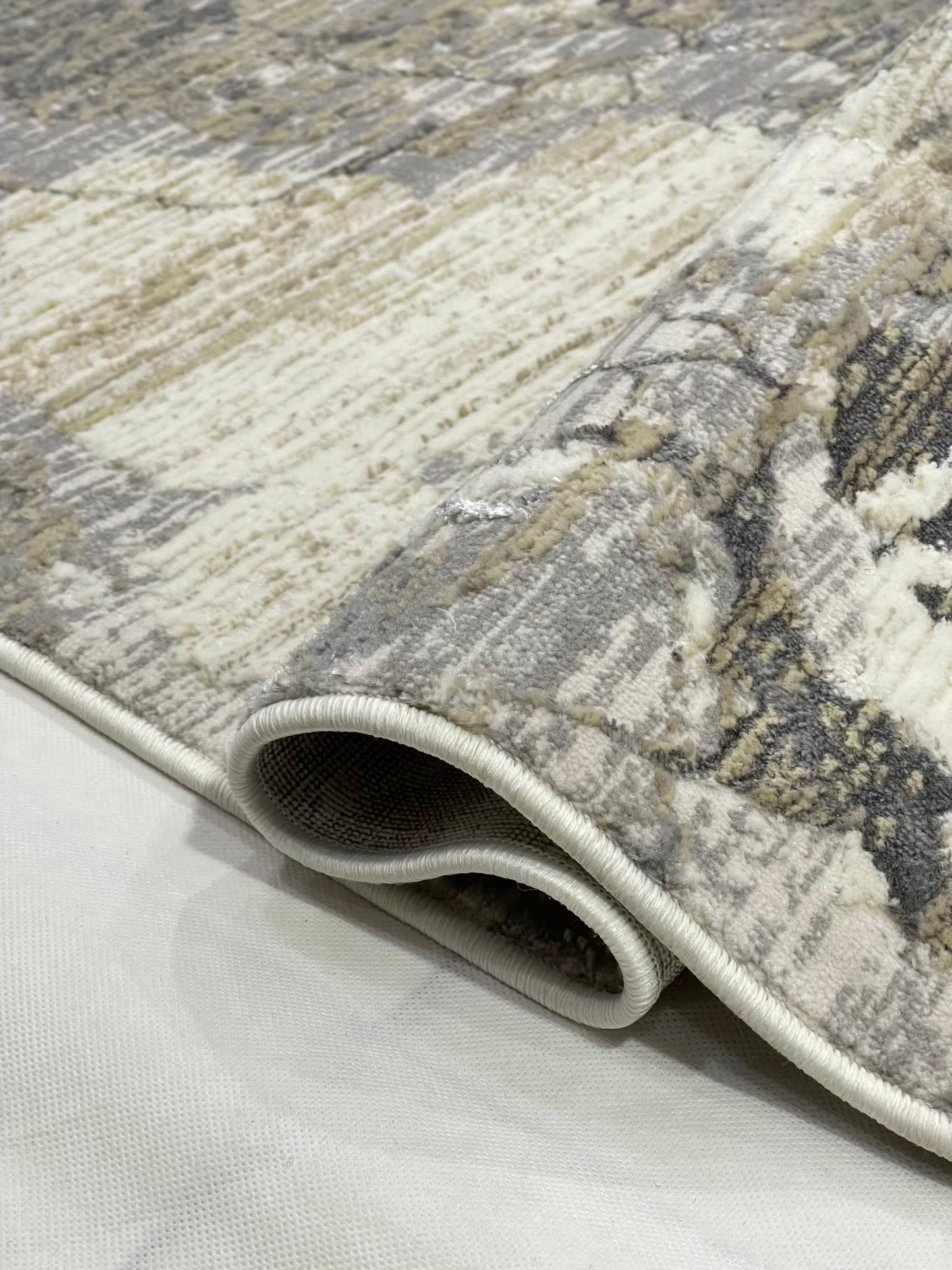 Turkish Top Quality Silk.(Article-1999-Grey , Off white ) Size: 6.6 ft width x 9.6 ft length (200cm x 290cm)