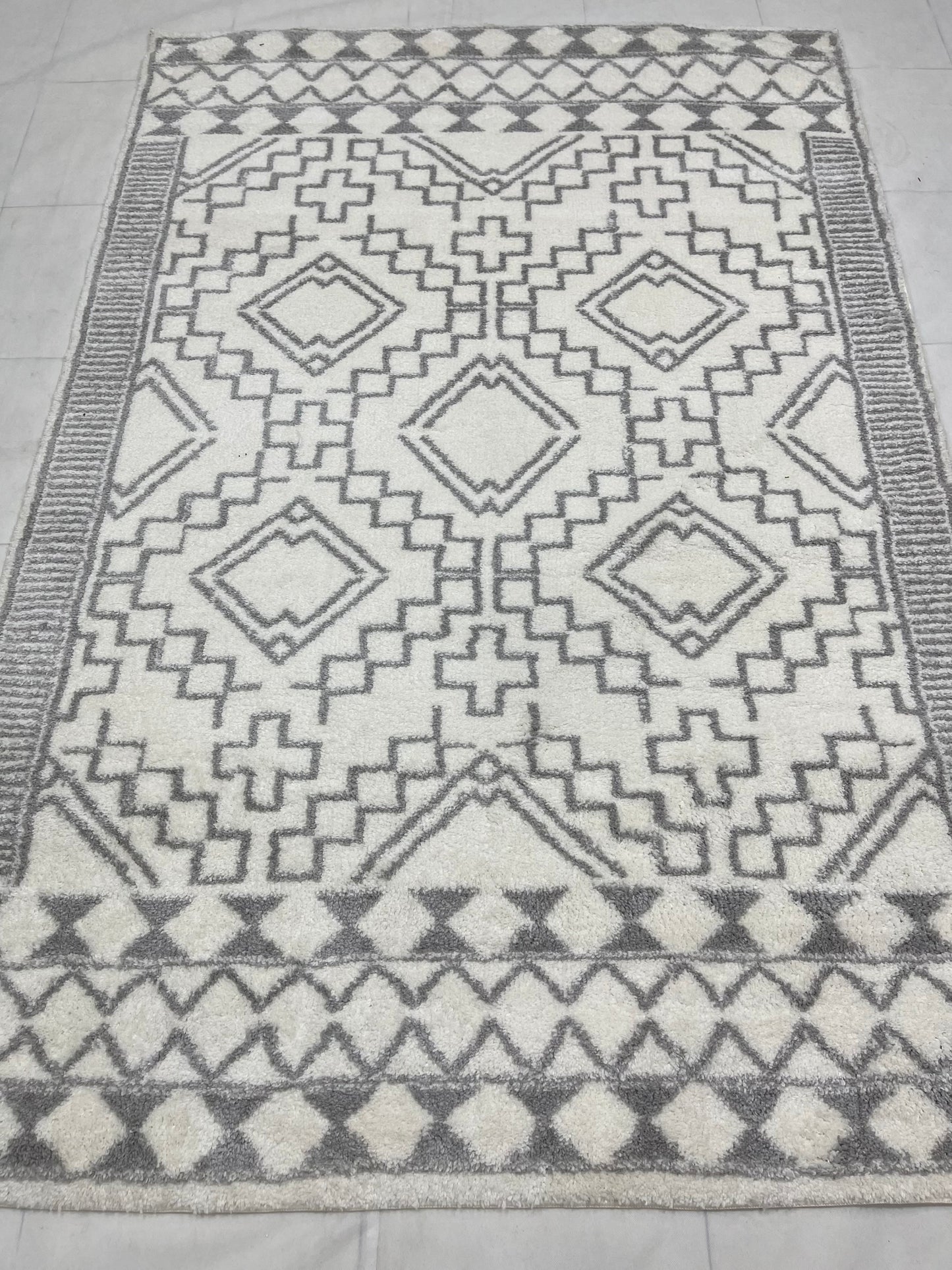 Turkish Shaggy Rug With Woven Back. Size : 5 Ft Width x 7.3 Ft Length (160cm x 220cm) Article-04-Off White