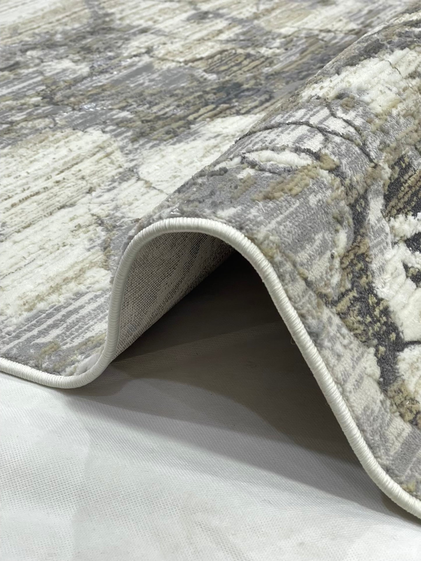 Turkish Top Quality Silk.(Article-1999-Grey , Off white ) Size: 6.6 ft width x 9.6 ft length (200cm x 290cm)