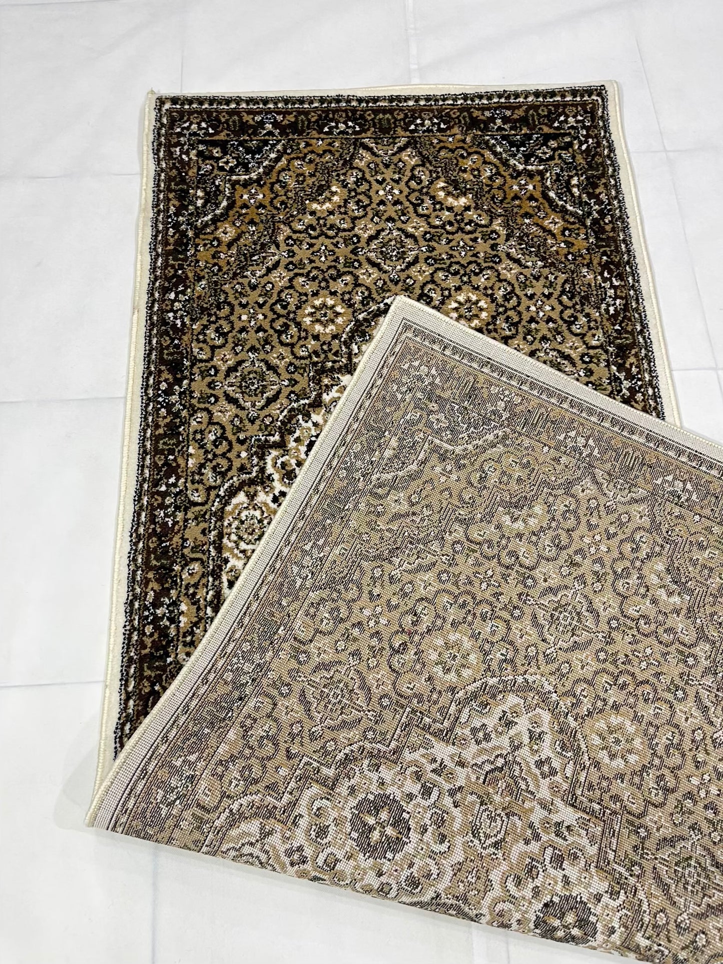 Off white Persian Polypropylene Woven Runner.
Size : 2.6 ft width x 6.3 ft length
(80 cm x 200cm)