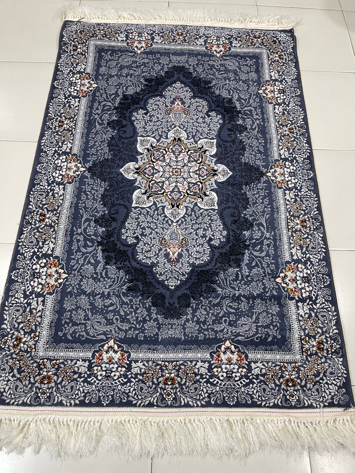Irani Acrylic 700 Reeds
Article -202-Blue
Size : 3 ft width x 5 ft length (100cm x 150cm)