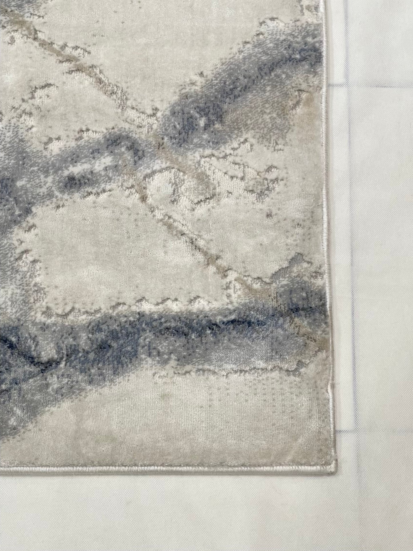 Turkish Polypropylene Silk.(Article-1679-Off white , Grey ) Size : 5ft width x 7.3ft length (160 cm x 225cm)