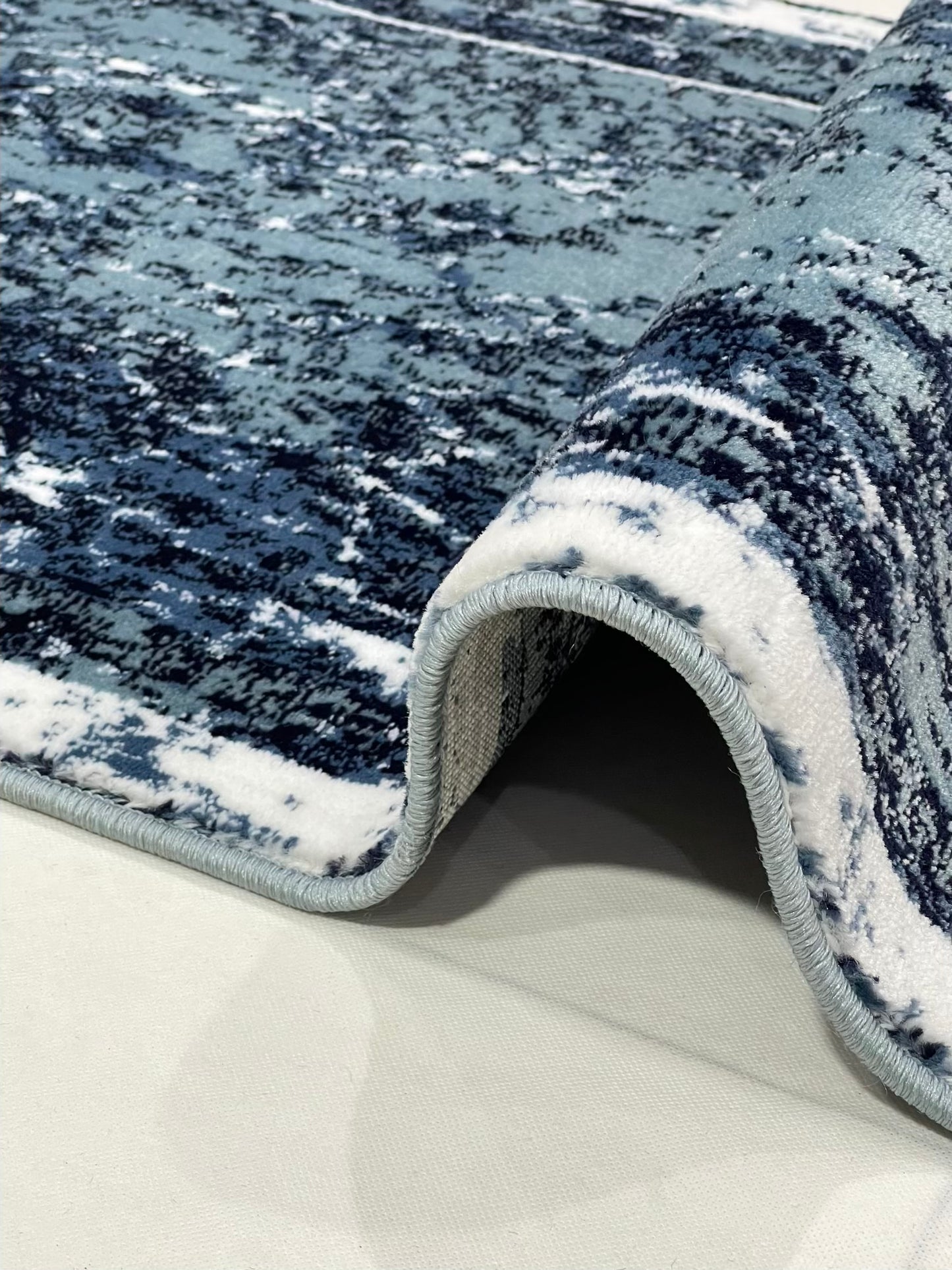 Feroze Modern Polypropylene Woven Runner.
Size : 2.6 ft width x 6.6 ft length
(80 cm x 200 cm)