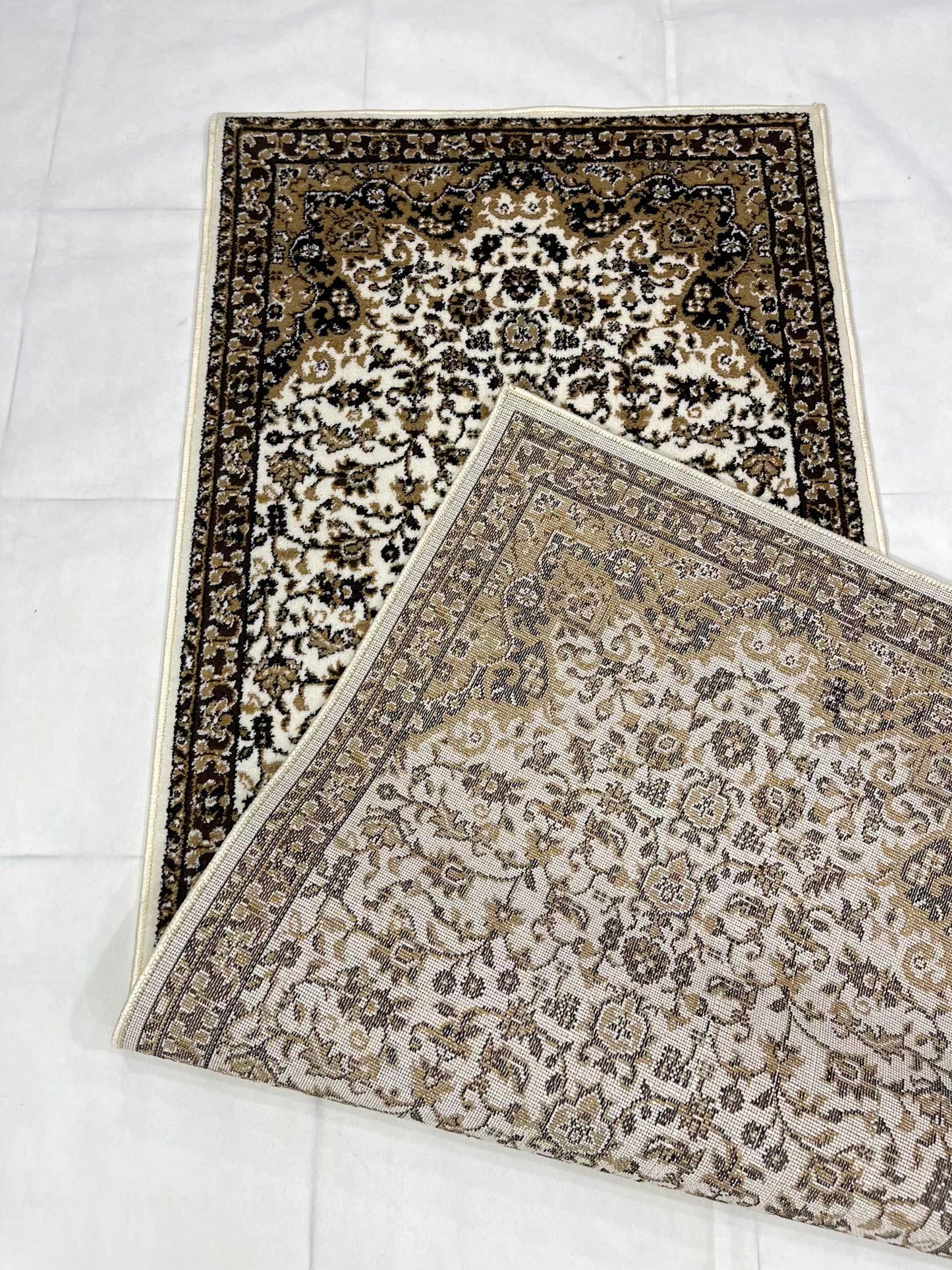 Off white Persian Polypropylene Woven Runner.
Size : 2.6 ft width x 6.6 ft length
(80 cm x 200cm)
