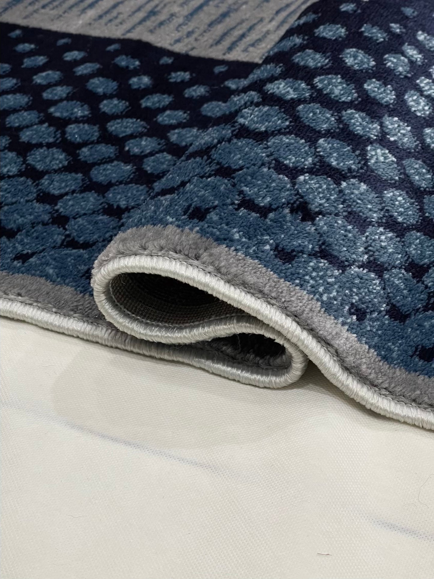 Modern polypropylene Rug,back woven(Article-1056-Grey) Size : 5ft width x 7.3ft length (150cm x 220cm)