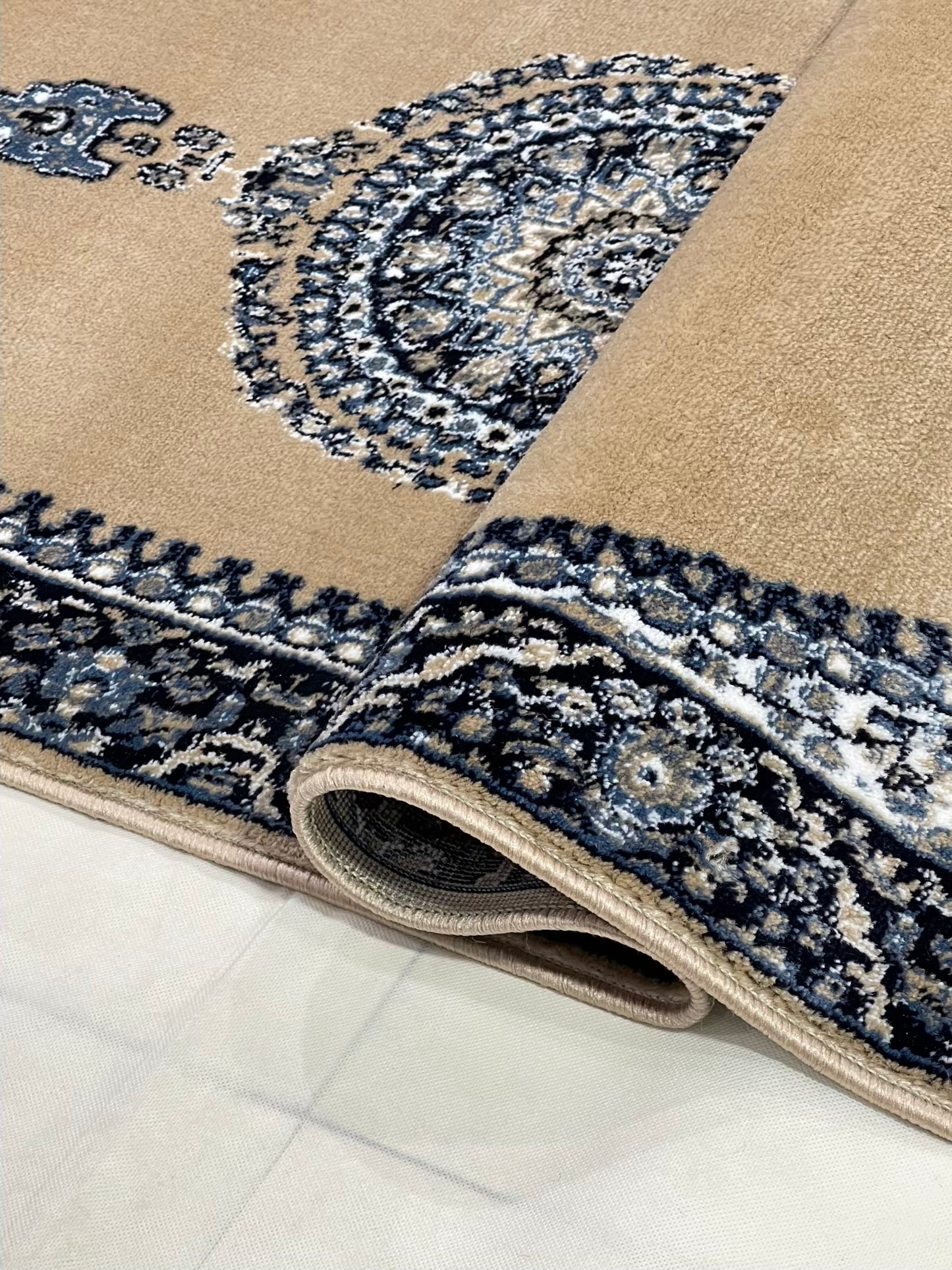 Mink Persian Polypropylene Woven Rug.
Size : 2.6 ft width x 6.6 ft length
(80 cm x 200cm)