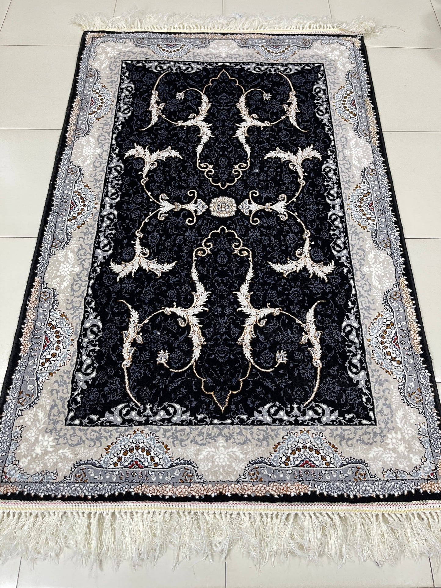 Irani Acrylic 700 Reeds
Article -205-Black
Size : 3 ft width x 5 ft length (100cm x 150cm)
