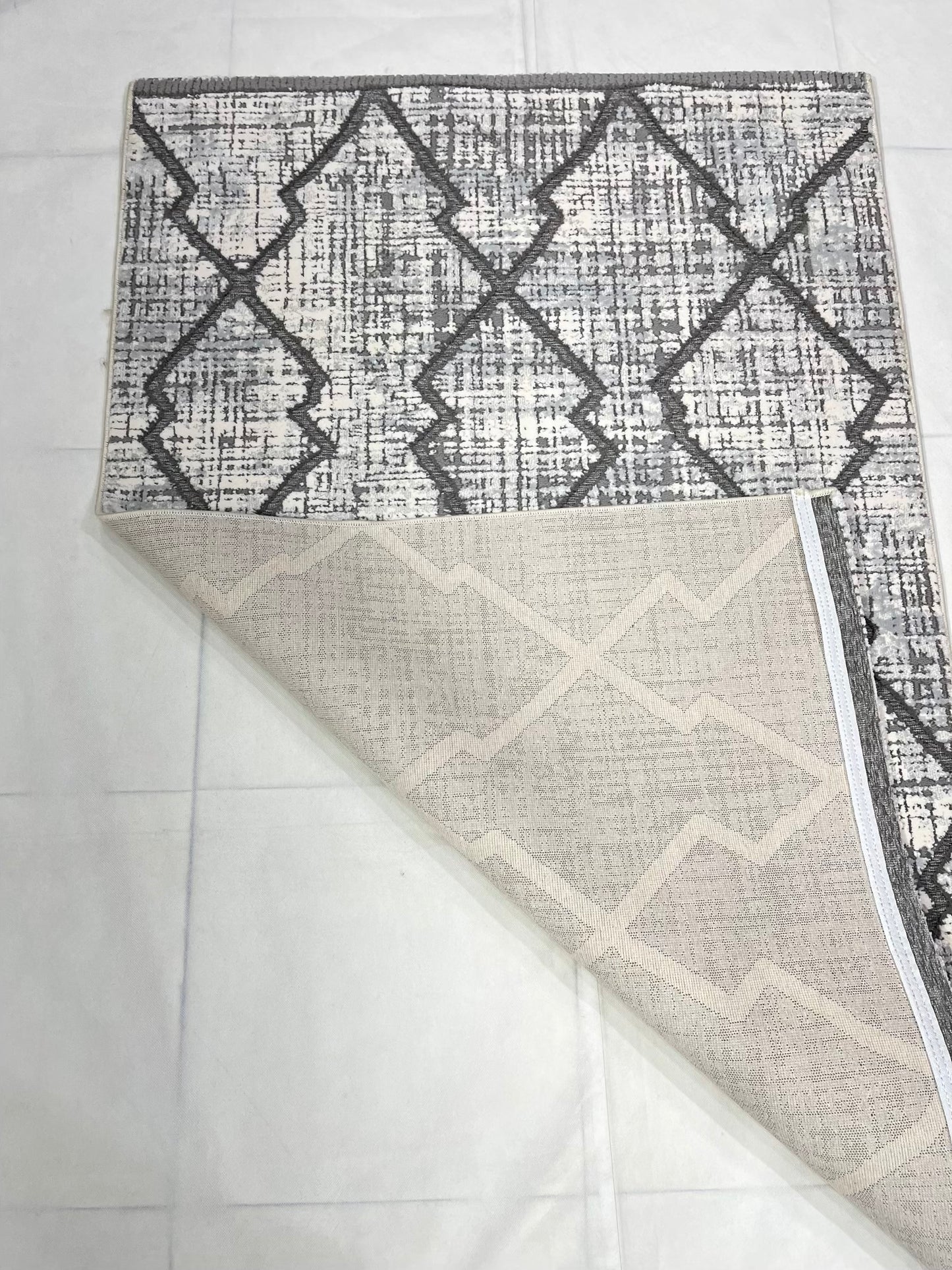Irani viscose Rug , Woven Back
Article-302-Grey
Size : 3 ft width x 5 ft length (100 cm x 150cm)
