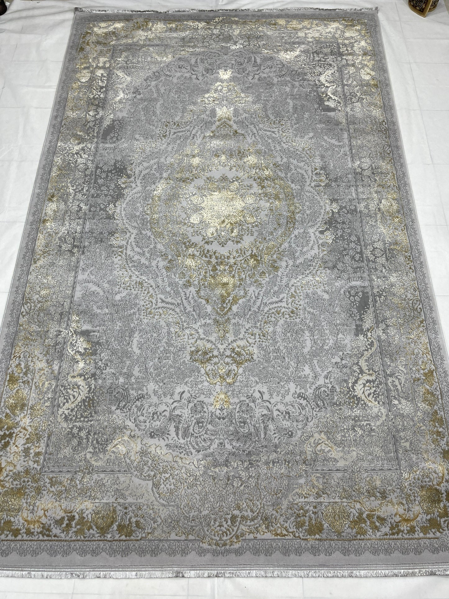 New Turkish Silk (Surya B)
Size: 6.6 ft width x 9.6 ft length (200cm x 290cm)
Article -601- Grey , Gold