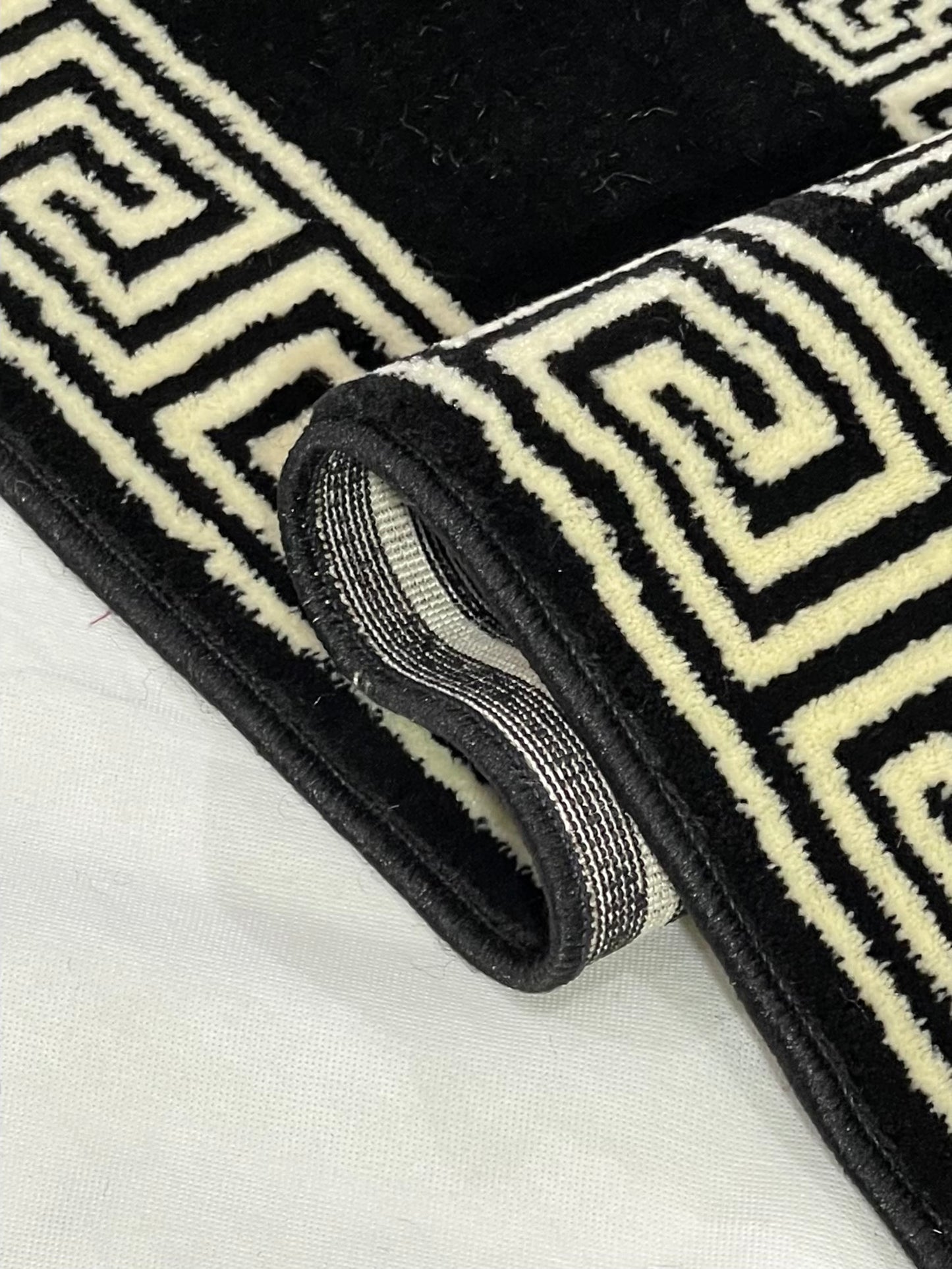 Black versace Polypropylene Woven Runner.
Size : 2.6 ft width x 6.3 ft length
(80 cm x 200cm)