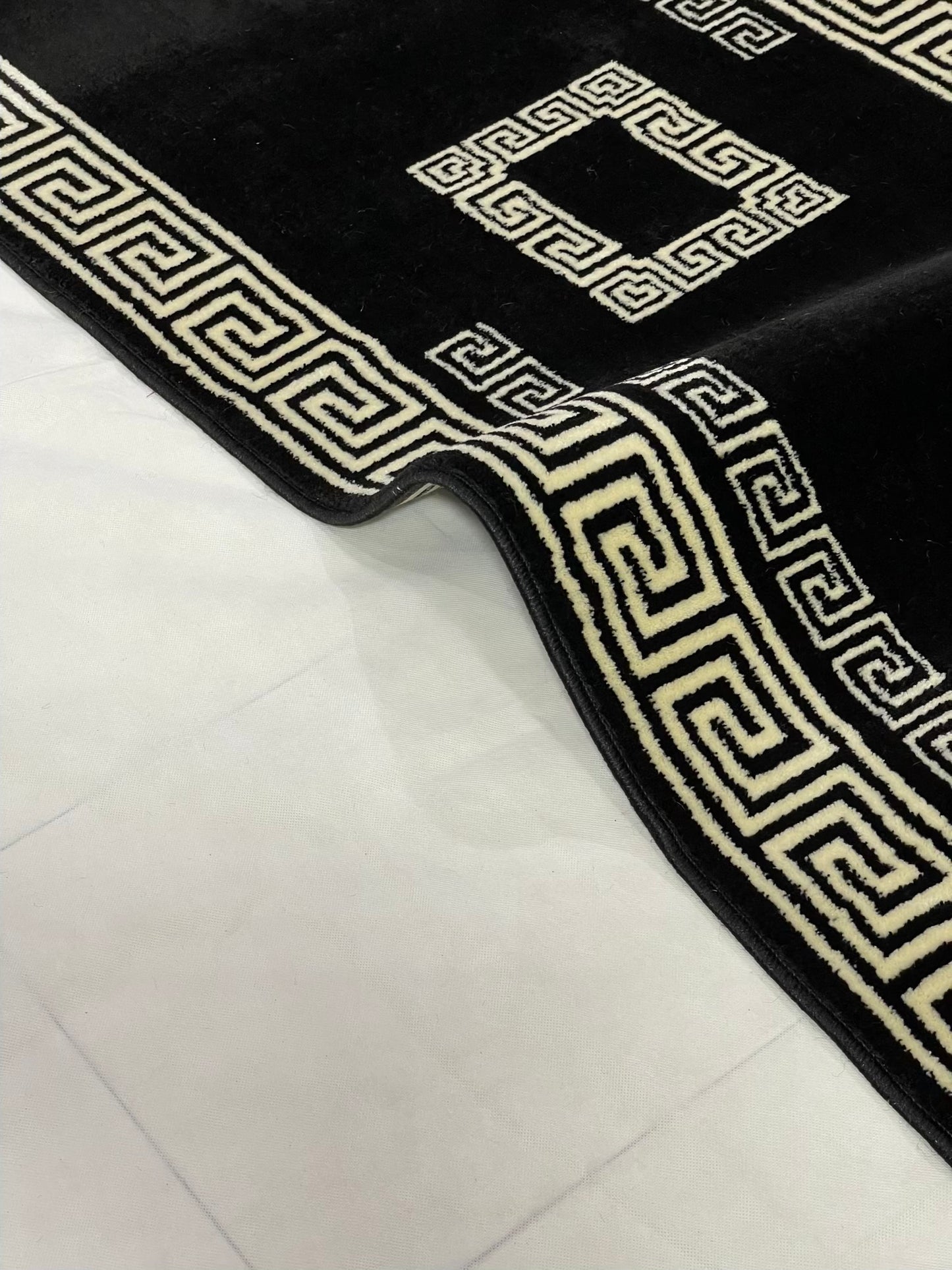 Black versace Polypropylene Woven Runner.
Size : 2.6 ft width x 6.3 ft length
(80 cm x 200cm)