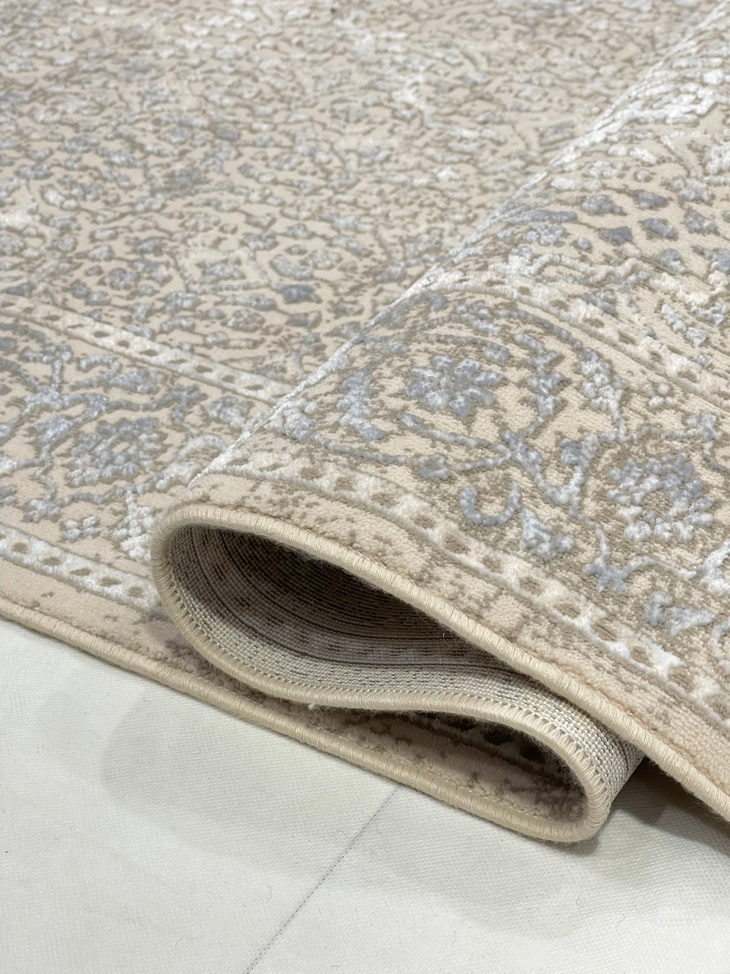 Irani Vintage Woven Rug.
Article -2044-Off white
Size: 4 ft width x 6 ft length ( 120cm x 180 cm)