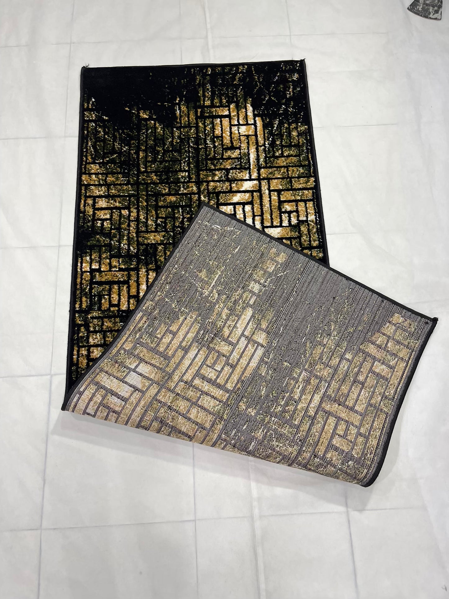 Black Modern Polypropylene Woven Runner. Size : 2.6 ft width x 6.6 ft length (80 cm x 200 cm)