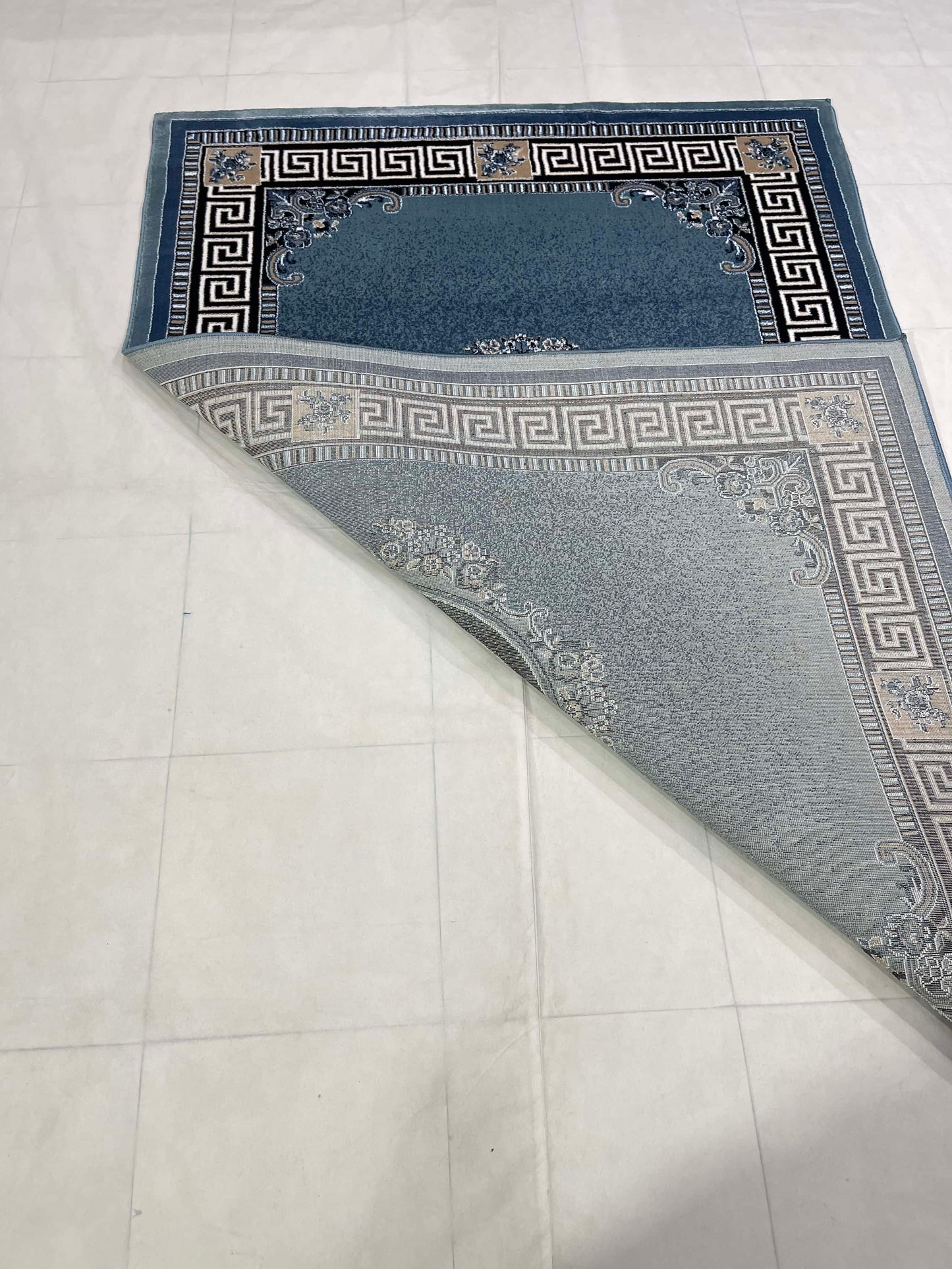Versace Polypropylene woven Rug.
Article-75-Feroze
Size : 5ft width x 7.3ft length (150cm x 220cm)