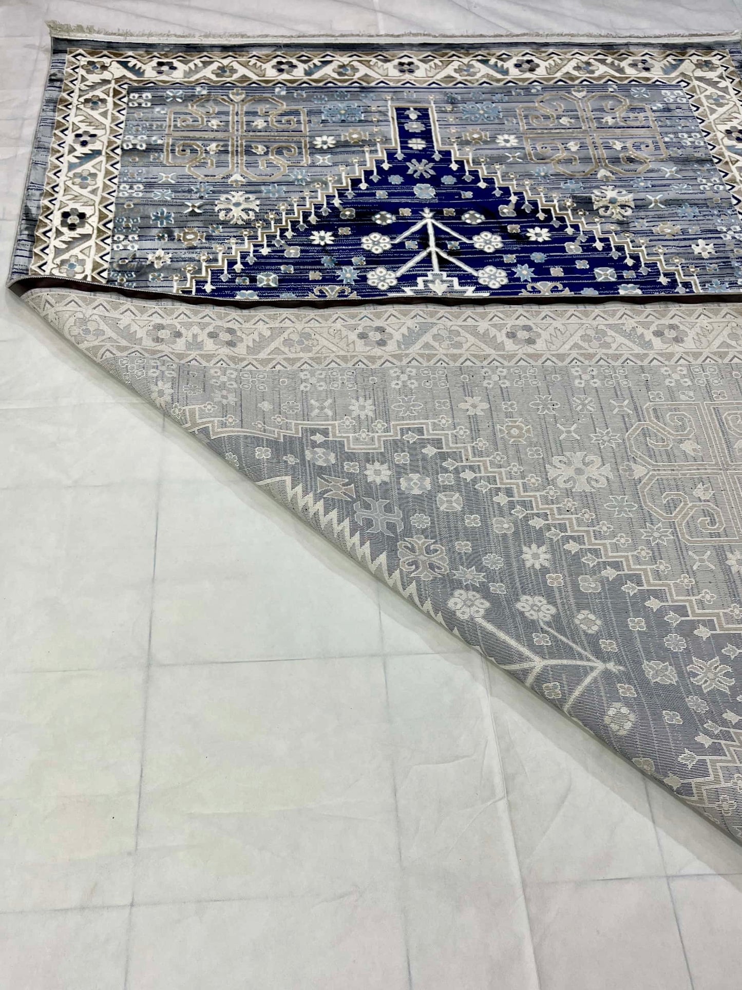 New Turkish Silk (Super Hair)
Size: 6.6 ft width x 9.6 ft length (200cm x 290cm)
Article -401- Grey , Blue