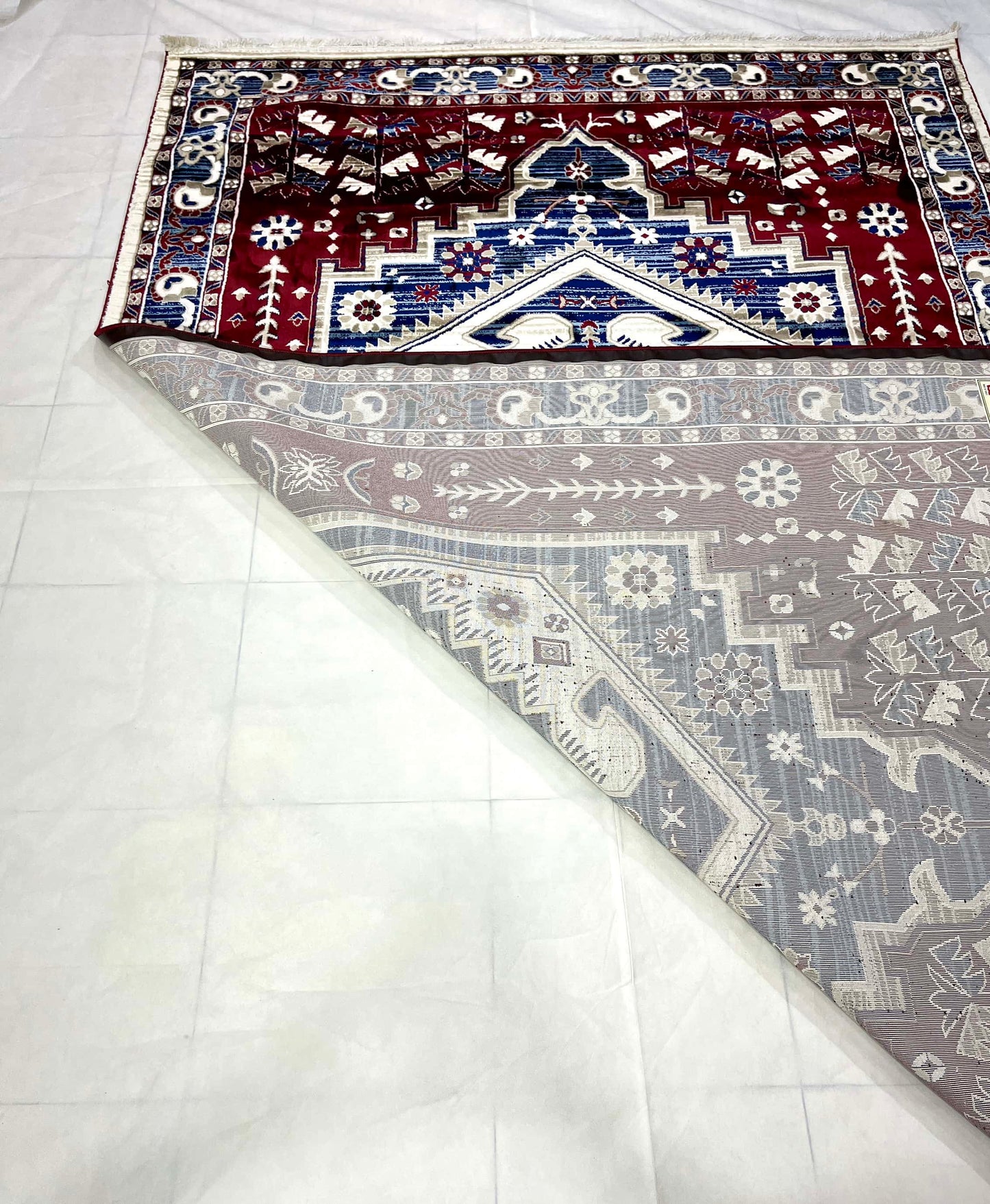 New Turkish Silk (Super Hair)
Size: 6.6 ft width x 9.6 ft length (200cm x 290cm)
Article -402- Red , Blue