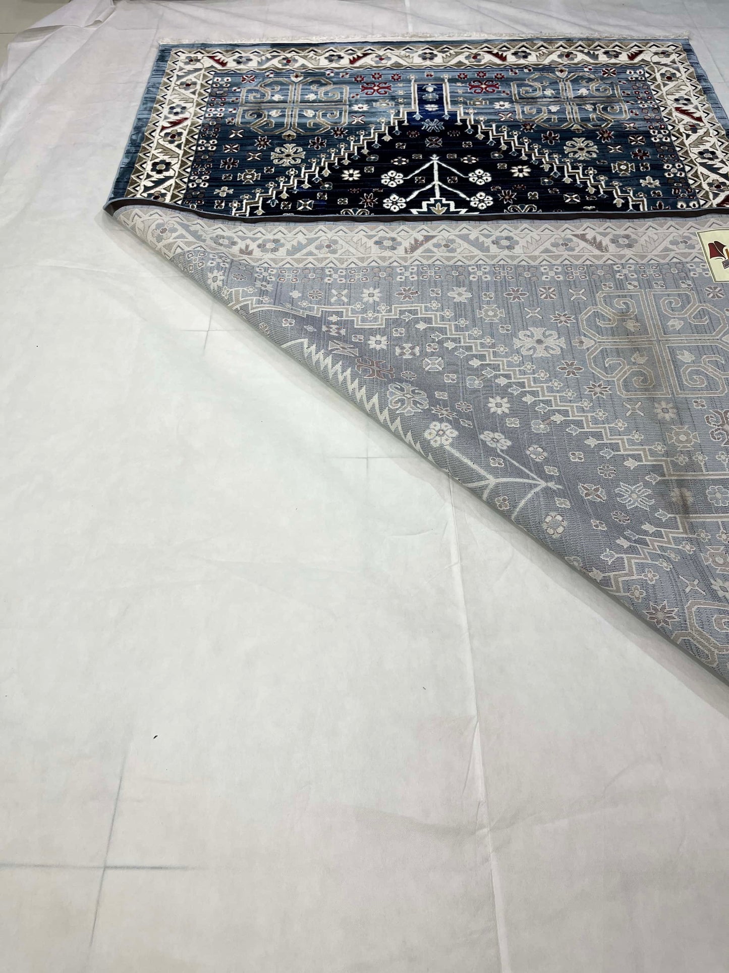 New Turkish Silk (Super Hair)
Size: 6.6 ft width x 9.6 ft length (200cm x 290cm)
Article -406- Grey , Blue