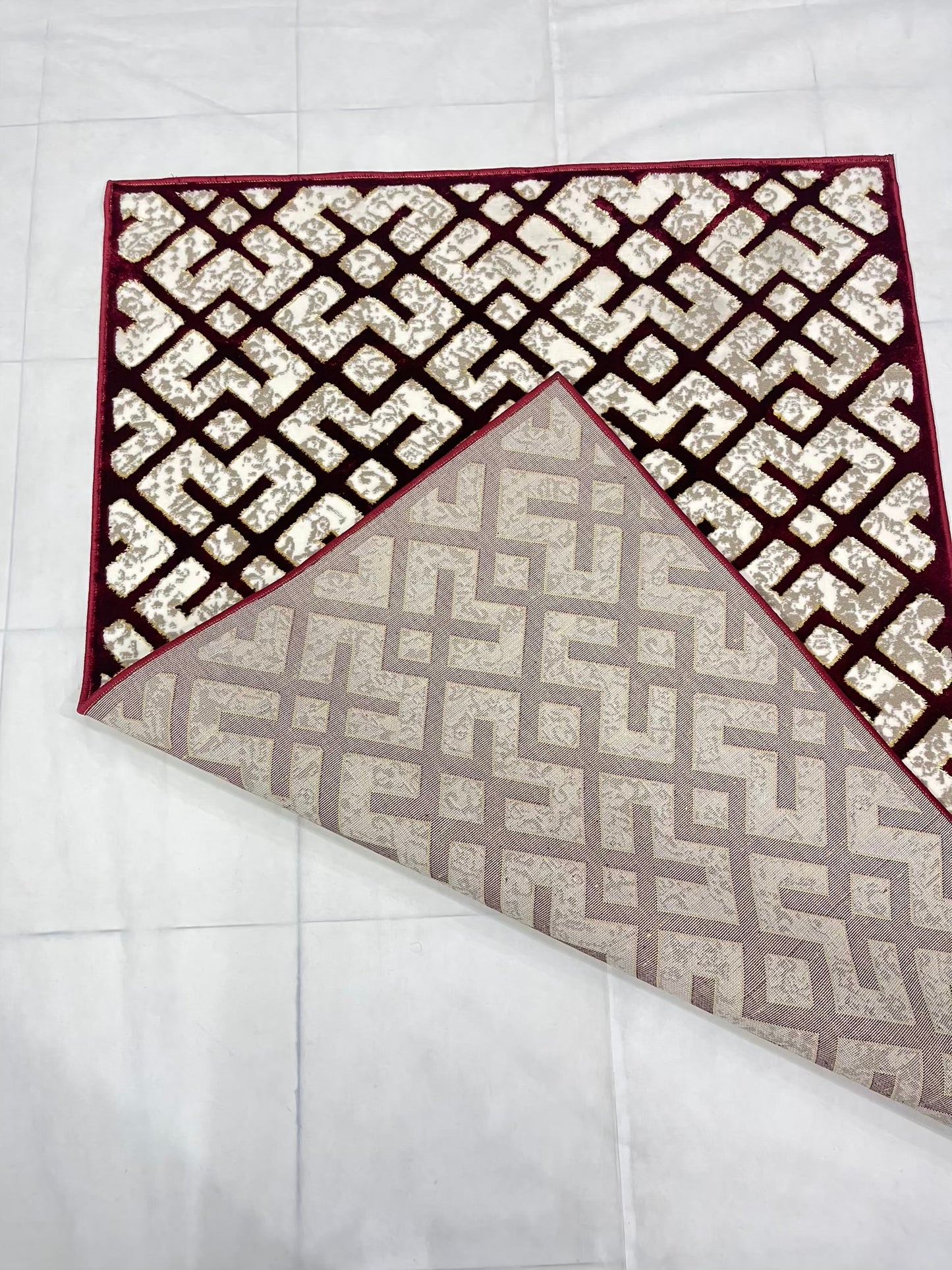 Pakistani Silk Woven Rug.(Article-1553-Red) Size : 4 ft width x 5.6 ft length