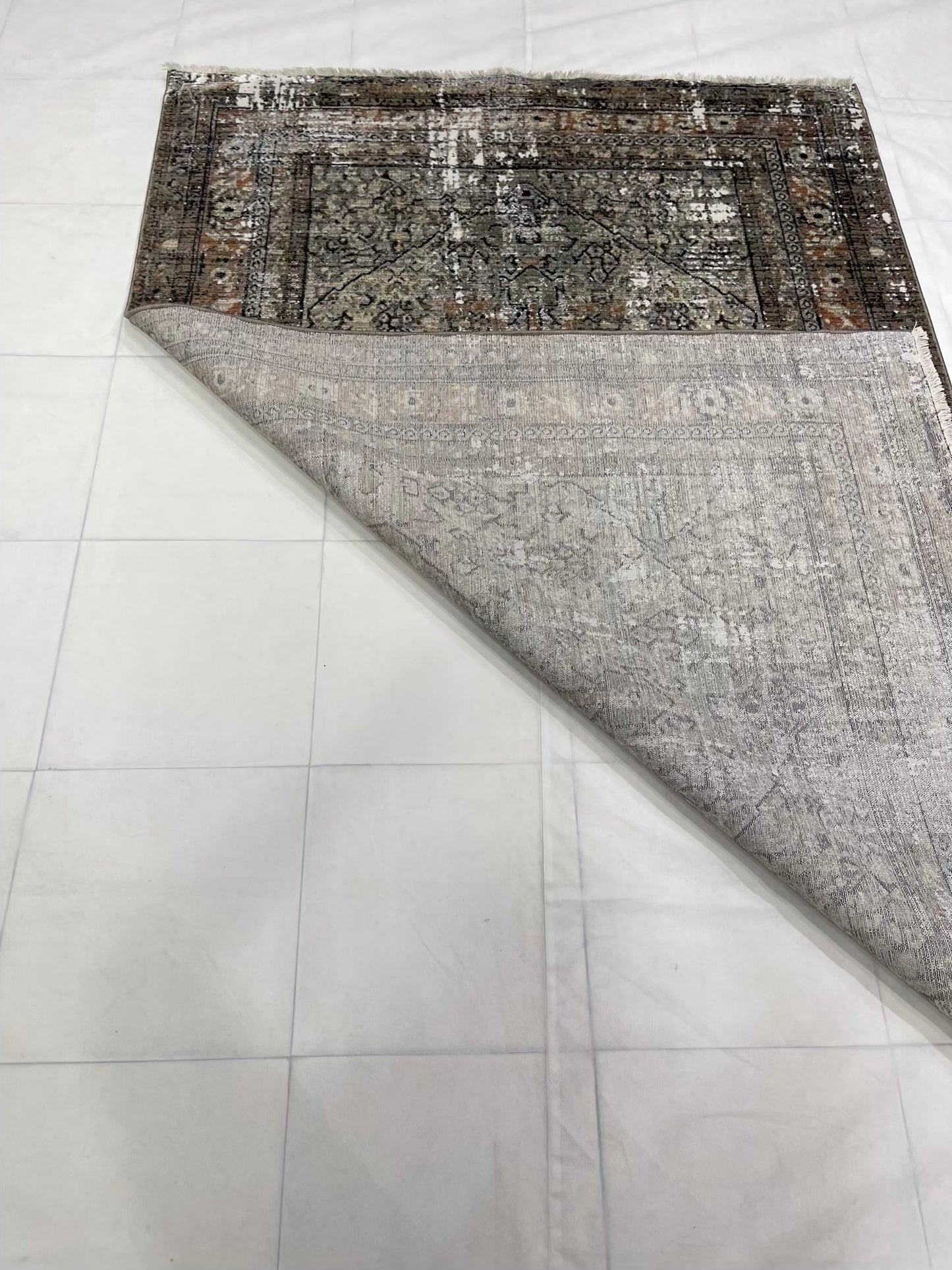 Turkish Polypropylene Silk. Woven Back (Article-1670-Multi )
Size : 5ft width x 7.3ft length (150cm x 220cm)