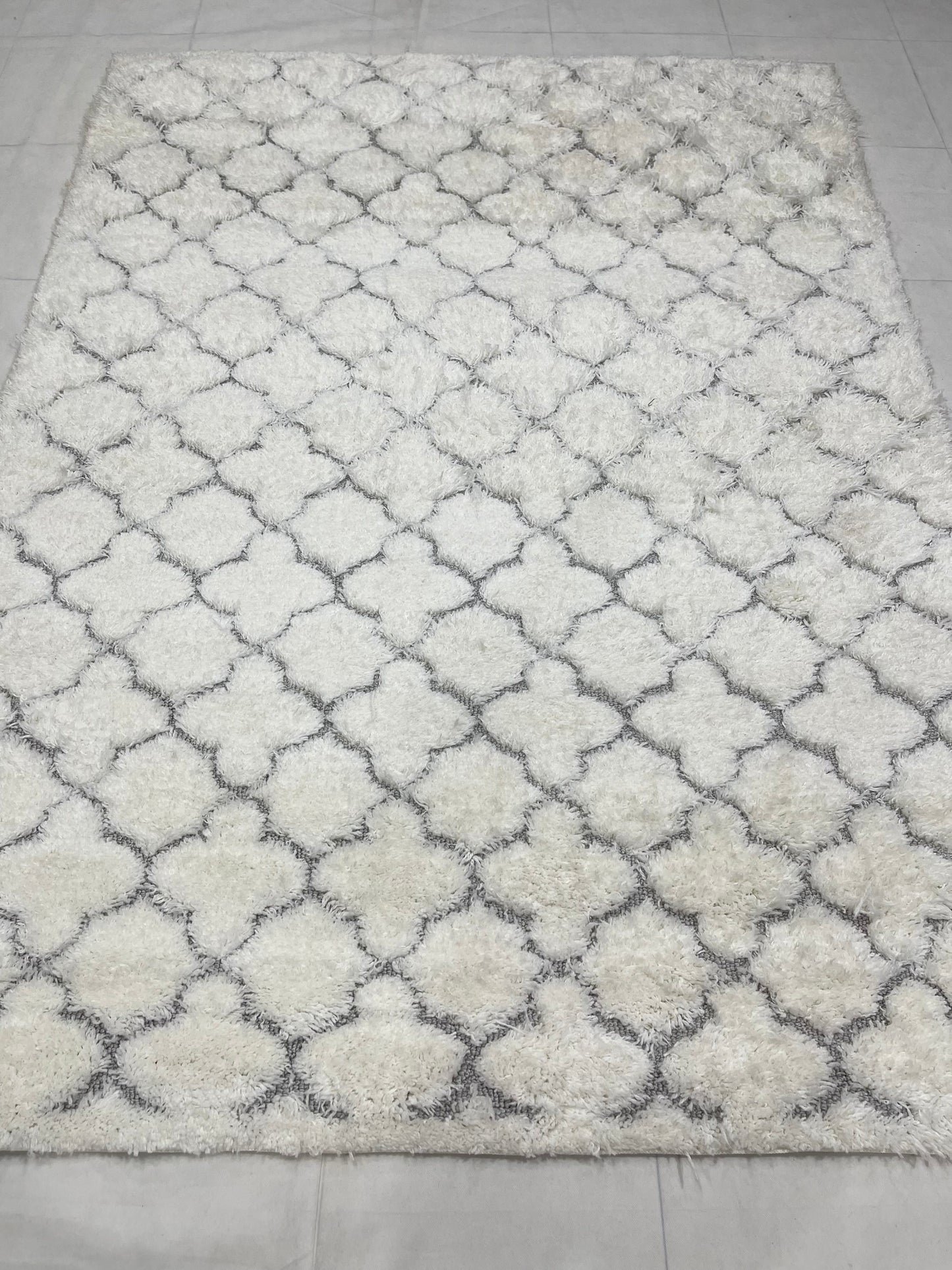 Turkish Shaggy Rug With Woven Back.
Size : 5 Ft Width x 7.3 Ft Length (160cm x 220cm)
Article-01-Off White