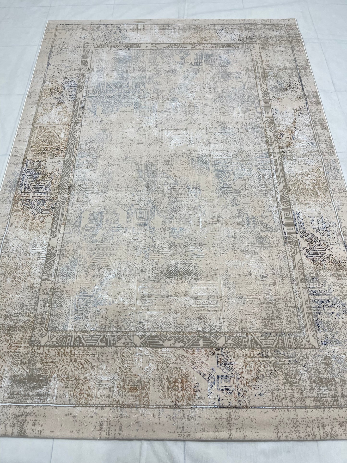 Irani Vintage Woven Rug.
Article -2073-Off white
Size: 5 ft width x 7.3 ft length (150cm x 220cm)