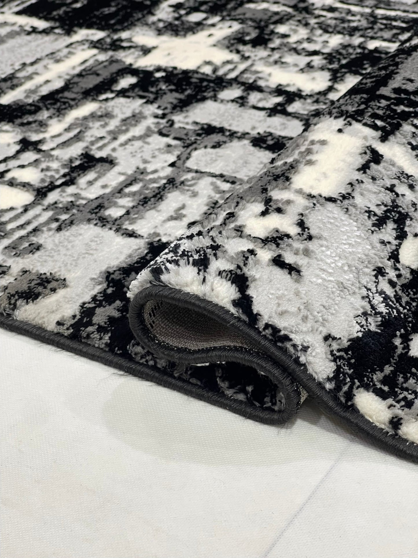 Turkish Top Quality Silk.(Article-1076-Black , Grey)
Size: 4 ft width x 5.6 ft length ( 120cm x 170cm)
