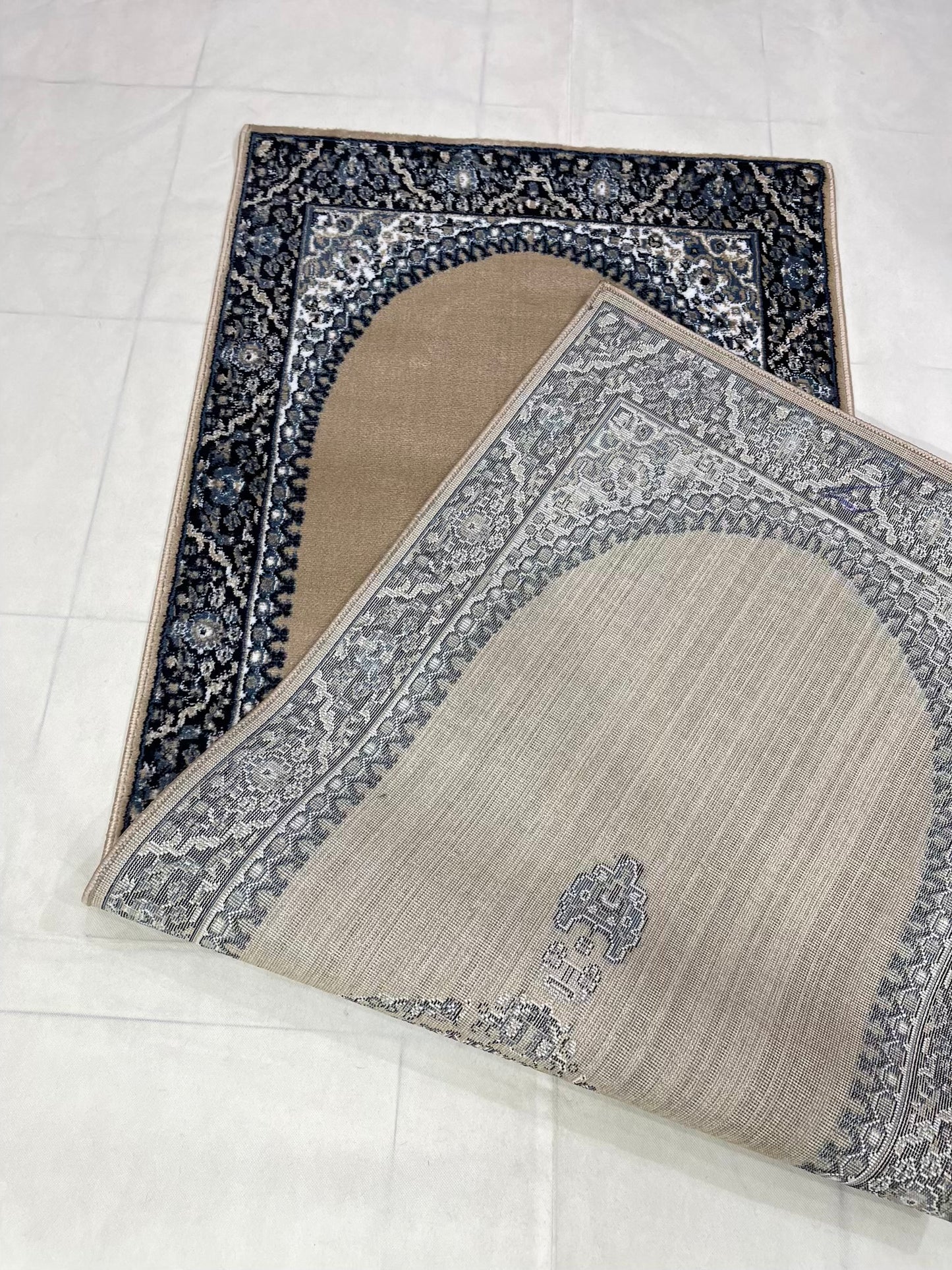 Mink Persian Polypropylene Woven Rug.
Size : 2.6 ft width x 6.6 ft length
(80 cm x 200cm)