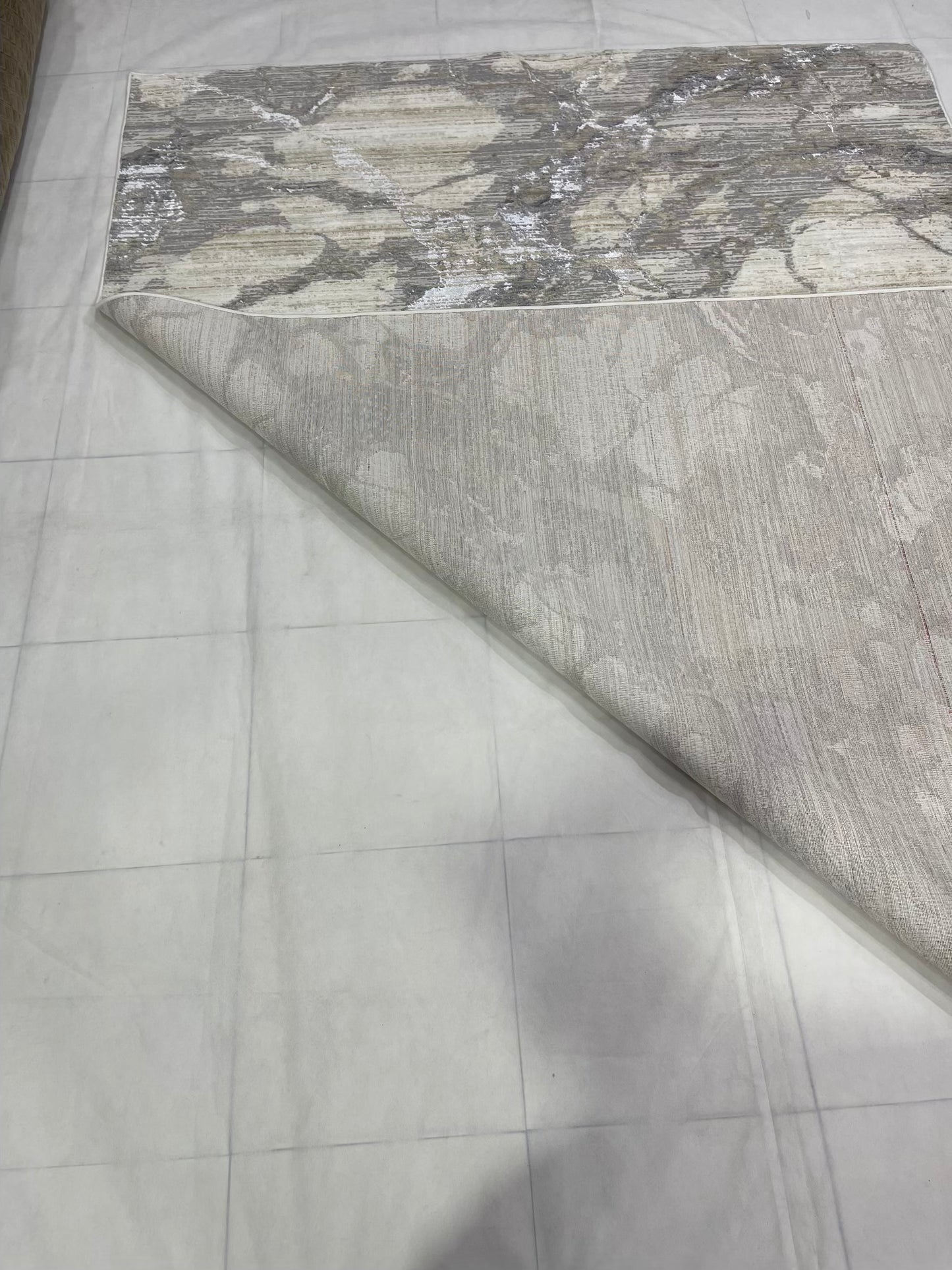 Turkish Top Quality Silk.(Article-1999-Grey , Off white ) Size: 6.6 ft width x 9.6 ft length (200cm x 290cm)