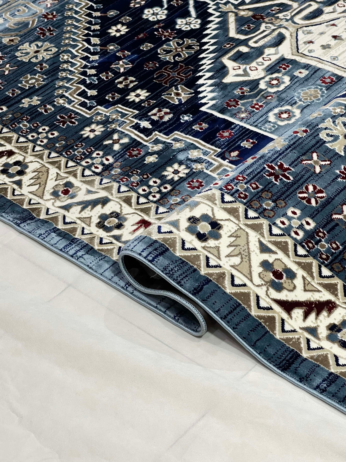 New Turkish Silk (Super Hair)
Size: 6.6 ft width x 9.6 ft length (200cm x 290cm)
Article -406- Grey , Blue