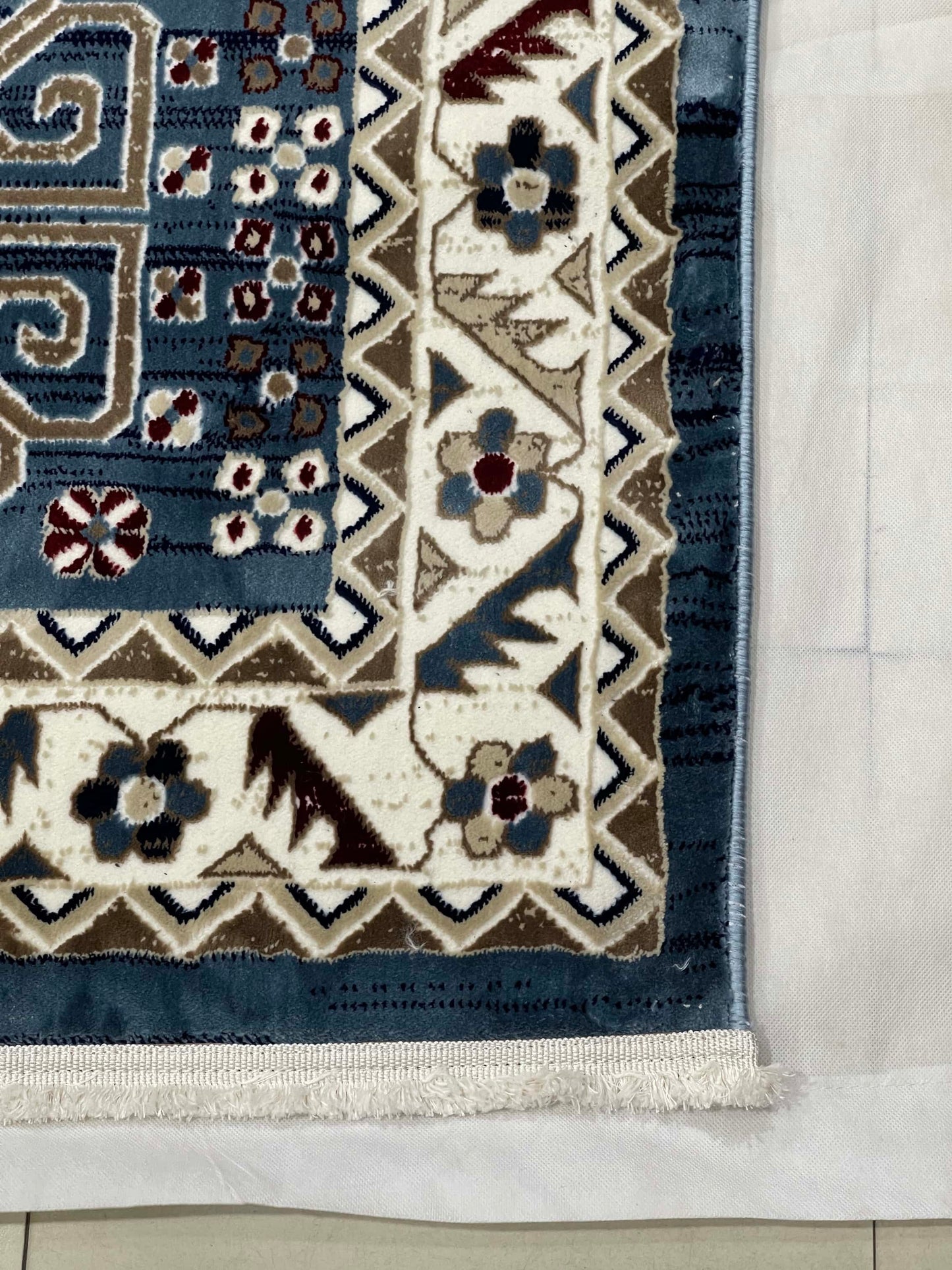 New Turkish Silk (Super Hair)
Size: 6.6 ft width x 9.6 ft length (200cm x 290cm)
Article -406- Grey , Blue