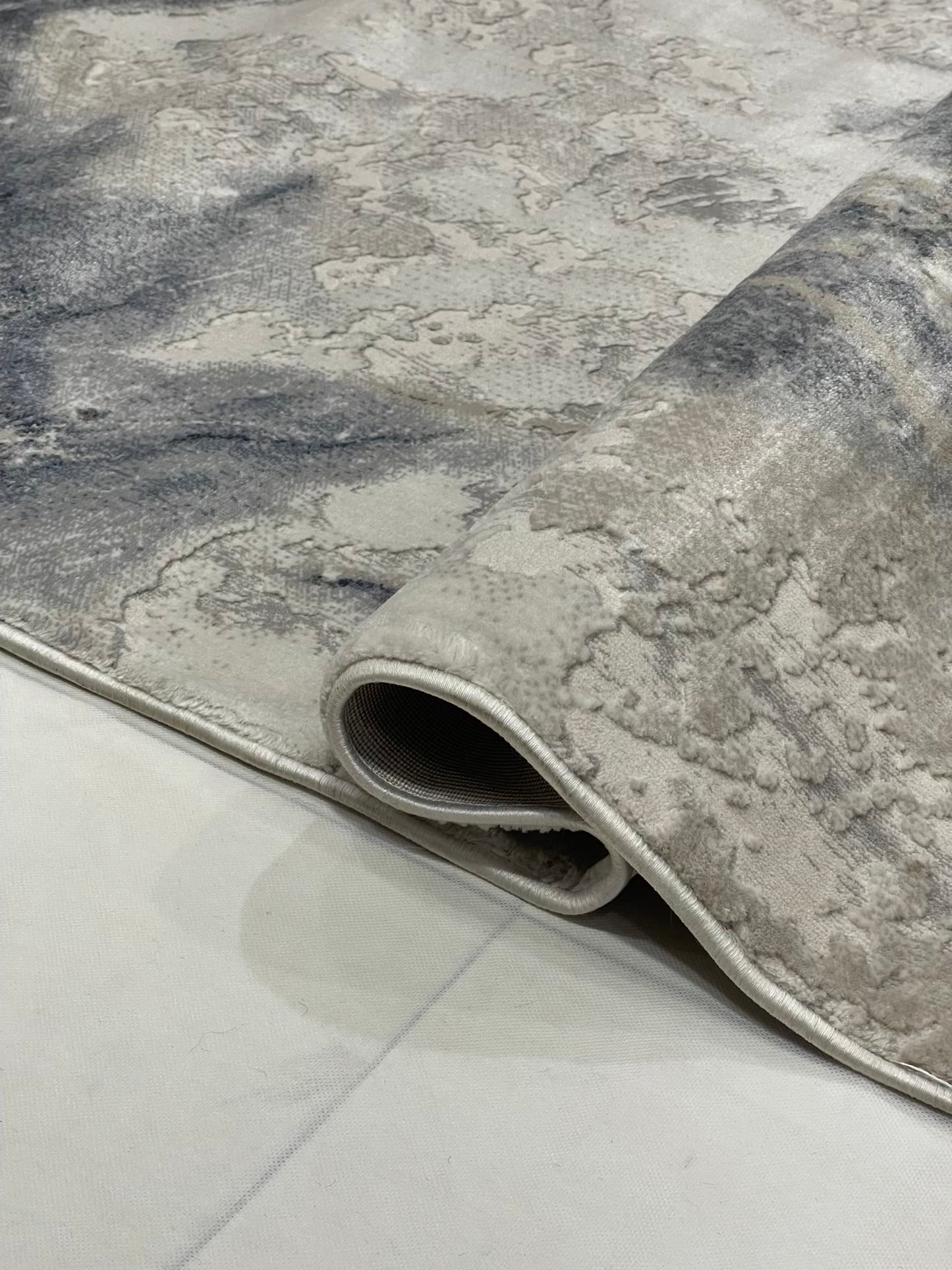 Turkish Polypropylene Silk.(Article-1679-Off white , Grey ) Size : 5ft width x 7.3ft length (160 cm x 225cm)