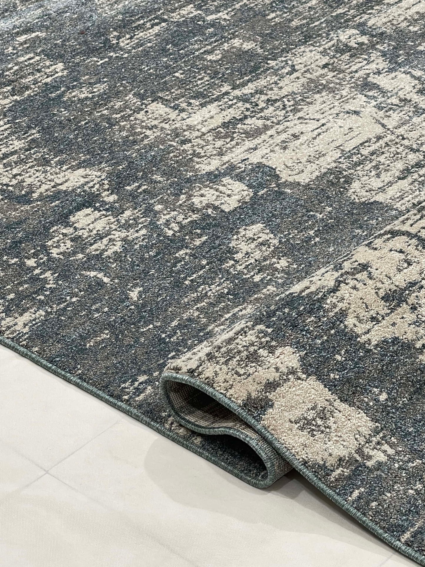 New Turkish Vintage Silky Woven Rug.
Article-1804-Grey & off white 
 Size : 5.3 ft width x 7.8 ft length
(160 cm x 230 cm)