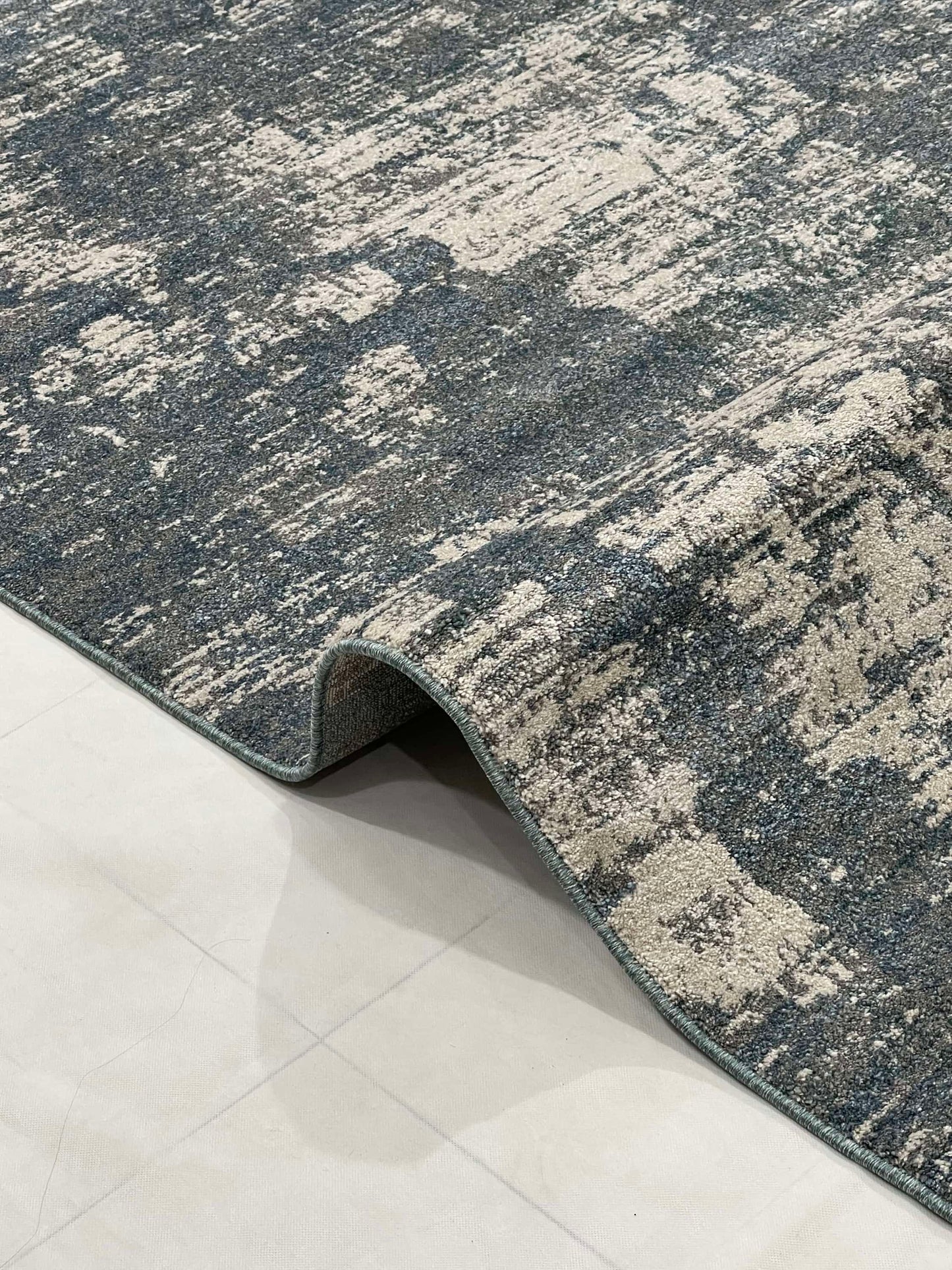 New Turkish Vintage Silky Woven Rug.
Article-1804-Grey & off white 
 Size : 5.3 ft width x 7.8 ft length
(160 cm x 230 cm)