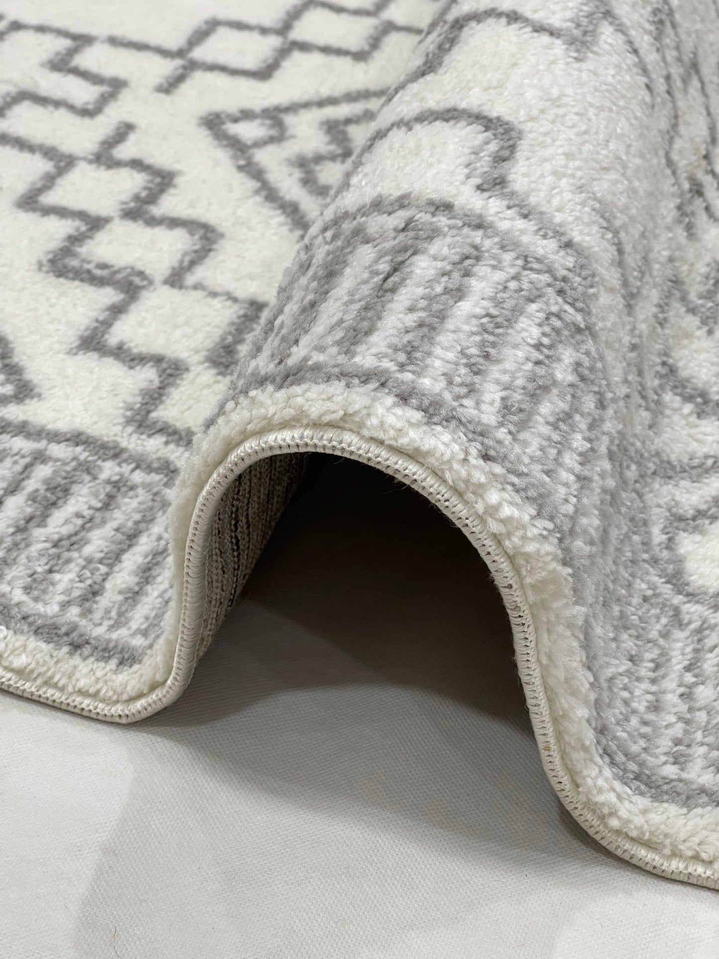 Turkish Shaggy Rug With Woven Back.  Size : 5 Ft Width x 7.3 Ft Length (160cm x 220cm) Article-04-Off White