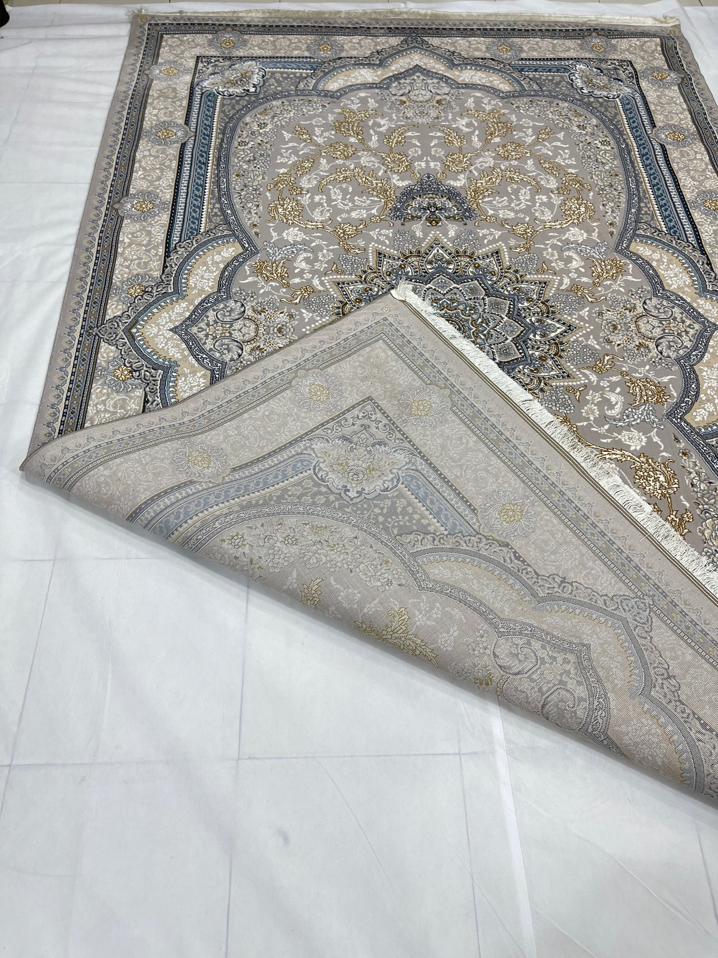 Persian Thick Woven Rug. 
(Article -641-Grey )
Size: 6.6 ft width x 9.6 ft length (200cm x 290cm)
