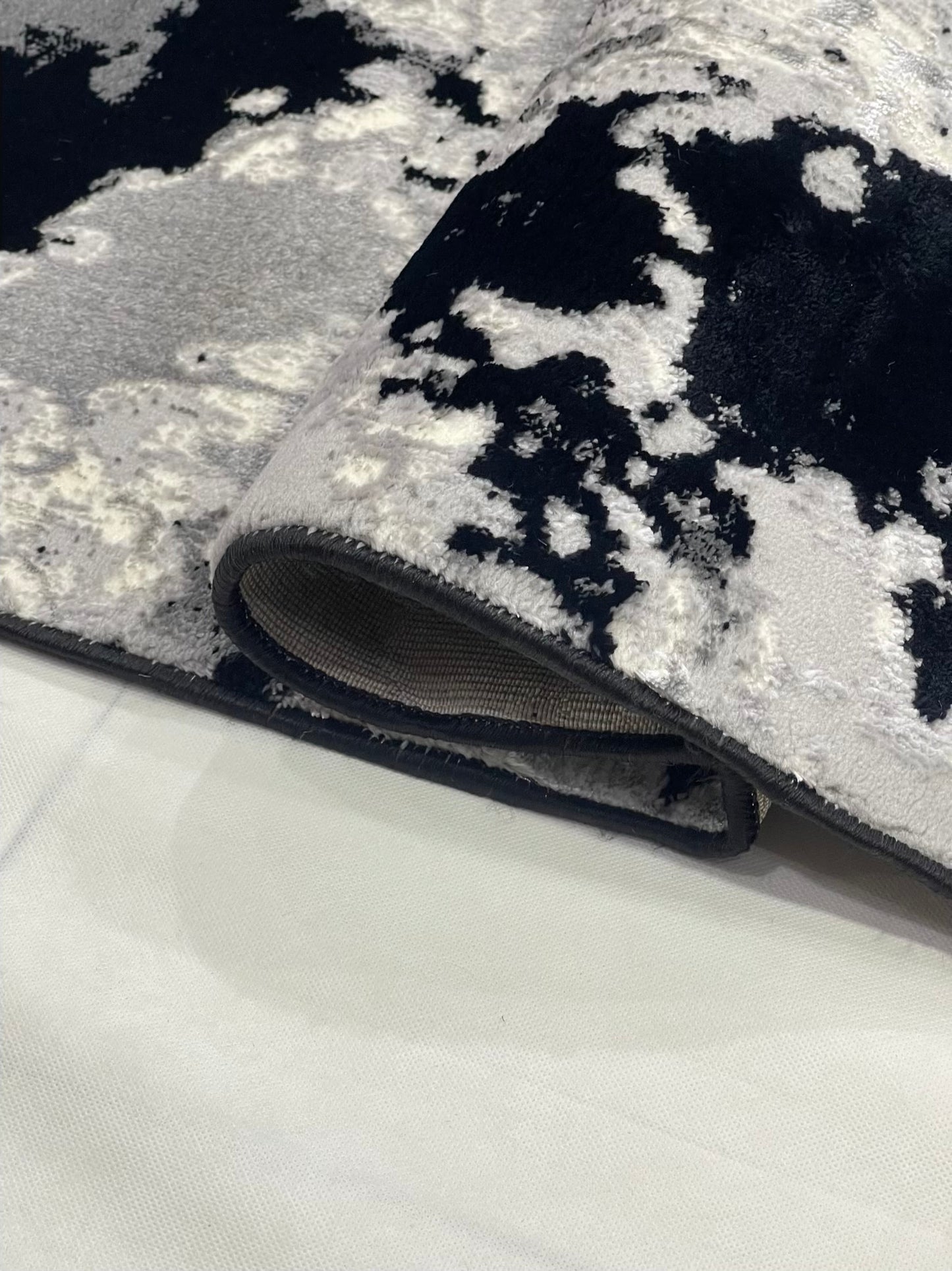 Turkish Top Quality Silk.(Article-1077-Black , Grey) Size: 6.6 ft width x 9.6 ft length (200cm x 290cm)