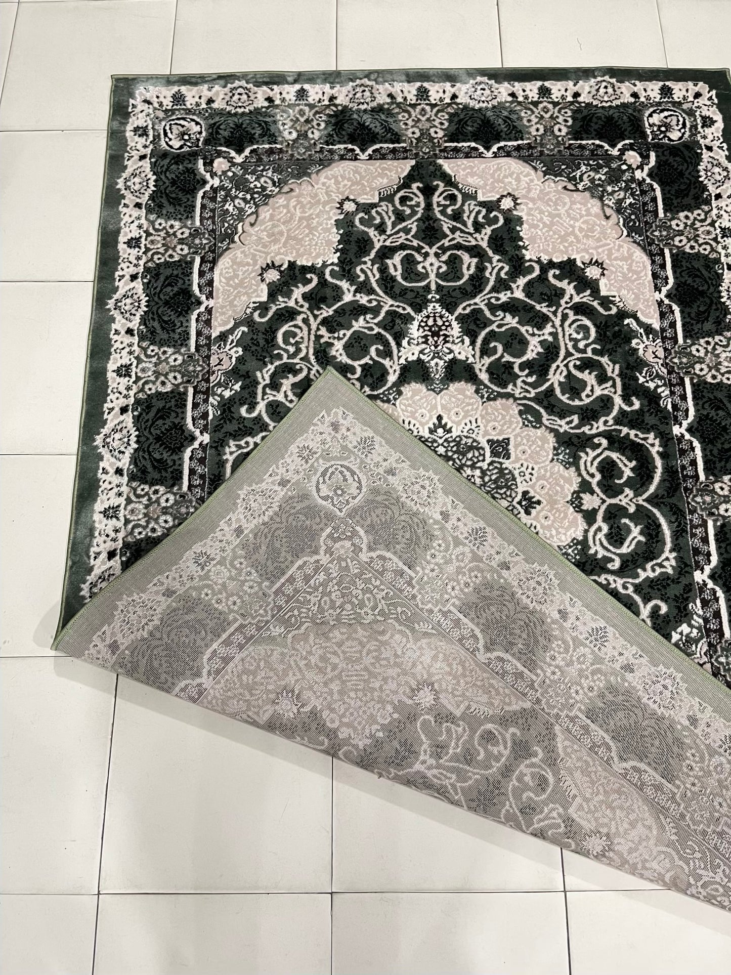 Turkish Polypropylene Silk.(Article-1679-Green ) Size : 5ft width  x 7.3ft length (150 cm x 220cm)