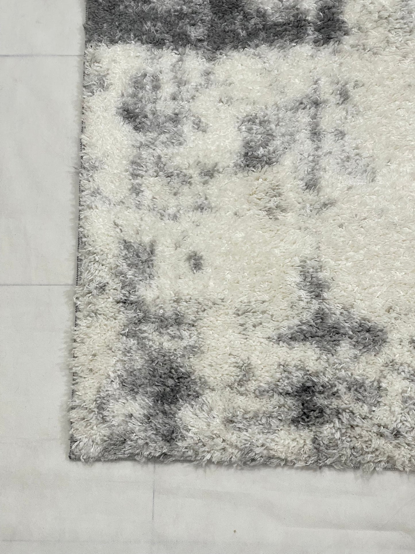 Turkish Shaggy Rug With Woven Back.  Size : 5 Ft Width x 7.3 Ft Length (160cm x 220cm) Article-08-Off White, Grey