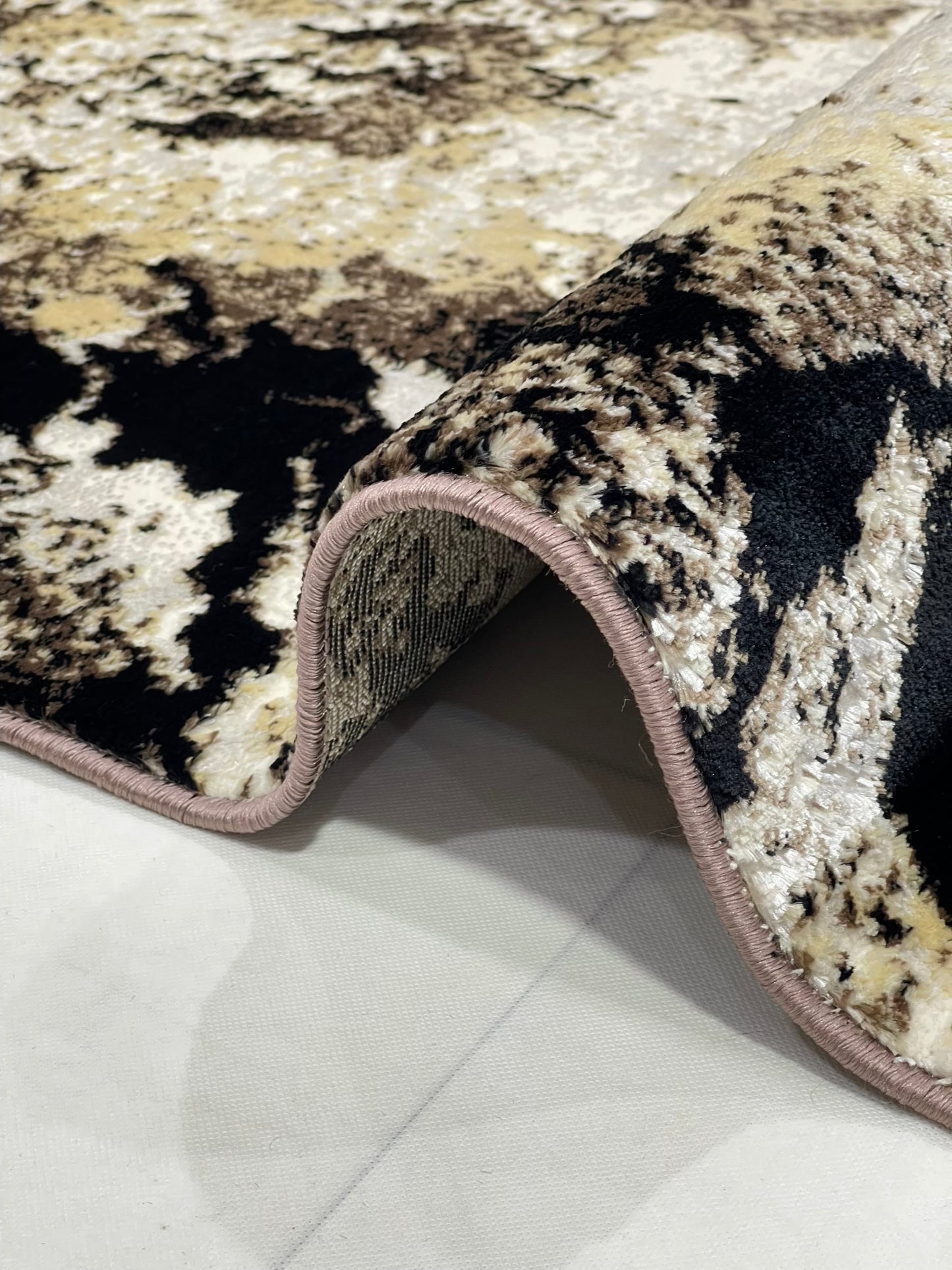 Turkish Top Quality Silk.(Article-1092-Beige , Black)
Size: 4 ft width x 5.6 ft length ( 120cm x 170cm)